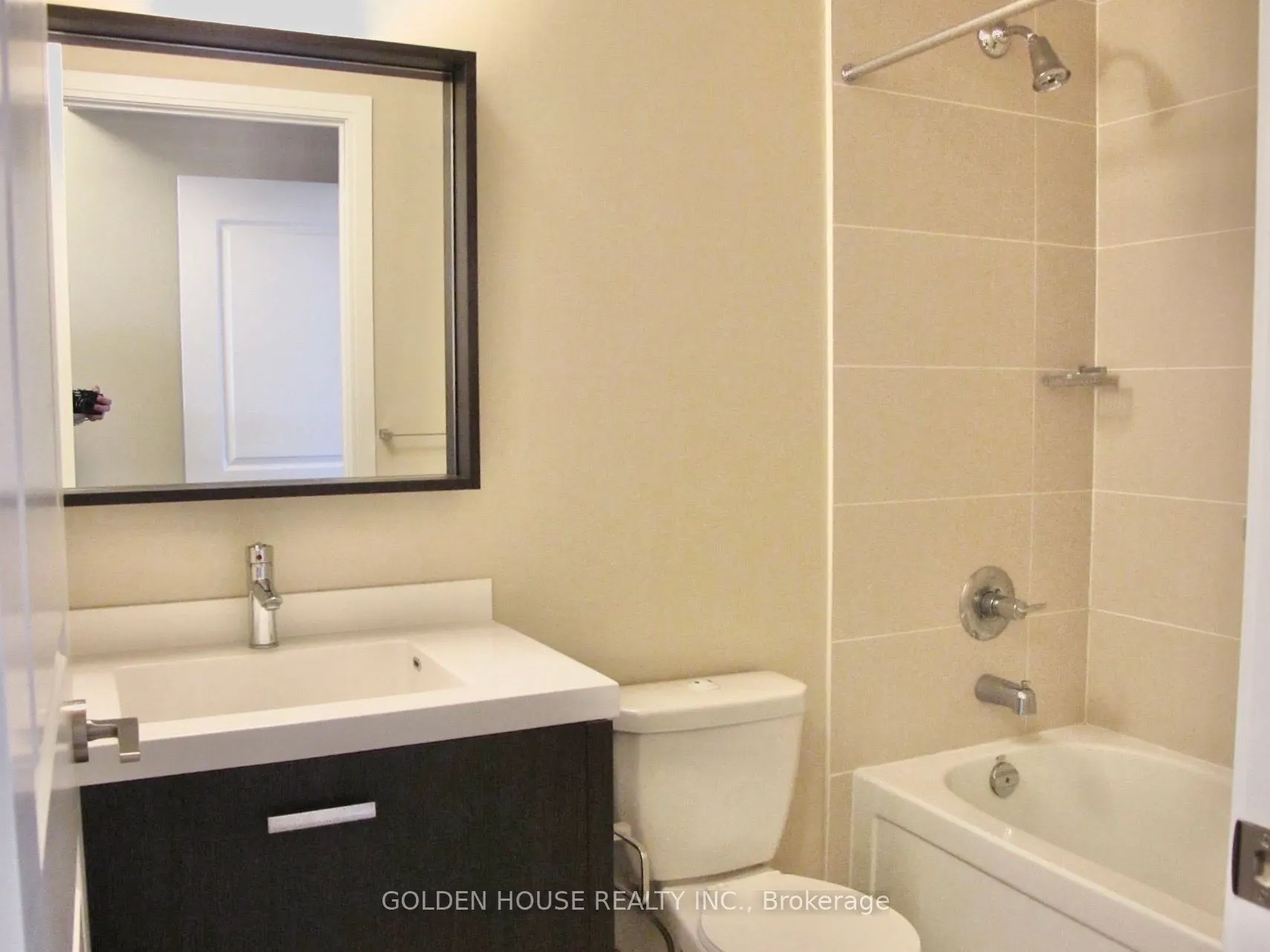 560 Front Street W, #1028