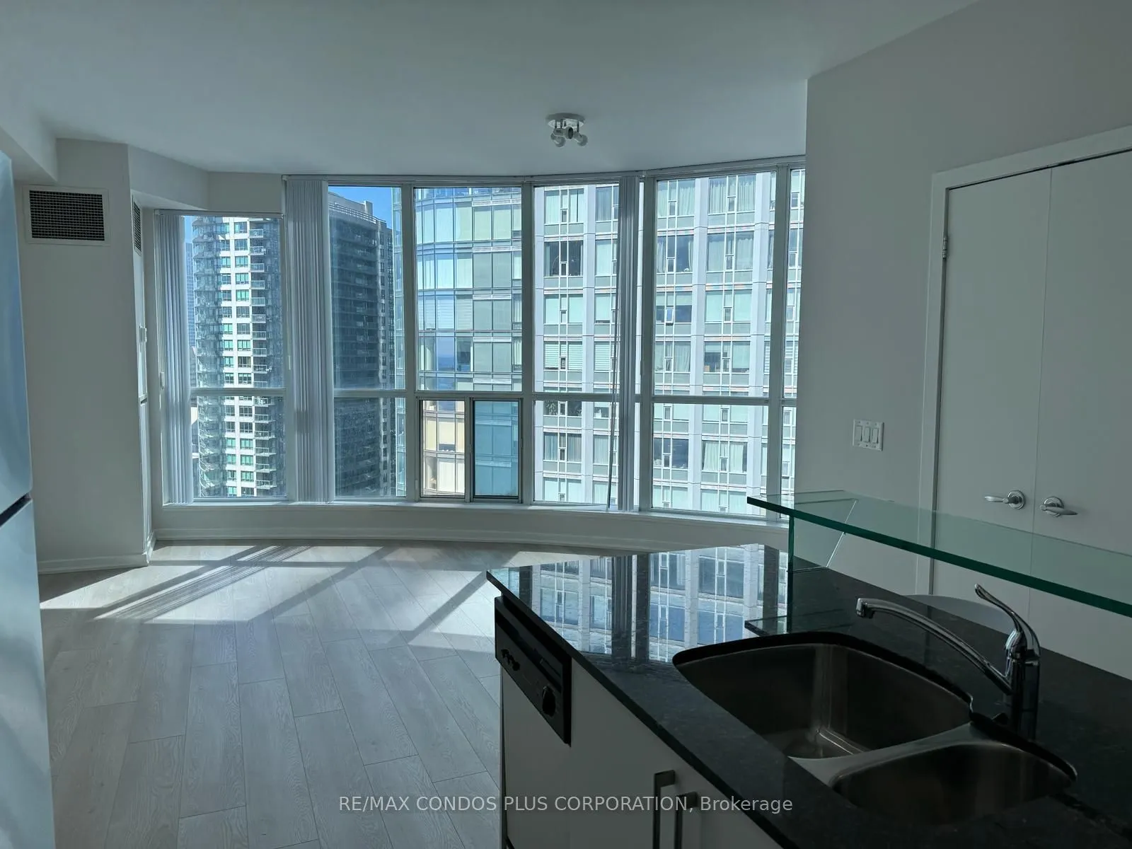 8 York Street, #2701