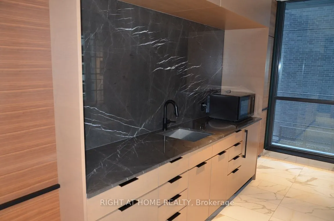 327 King Street, #4303