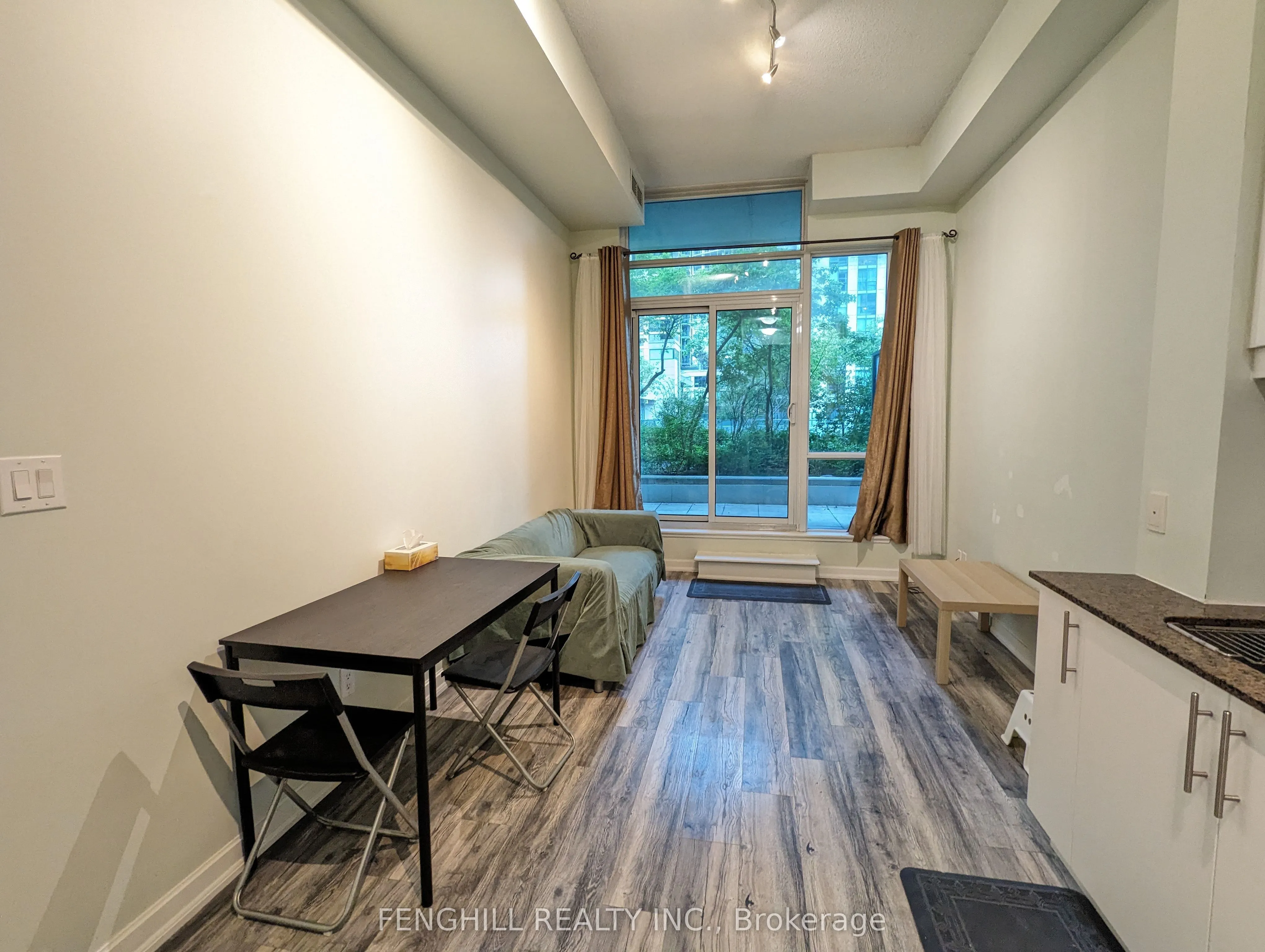 33 Bay Street, #209