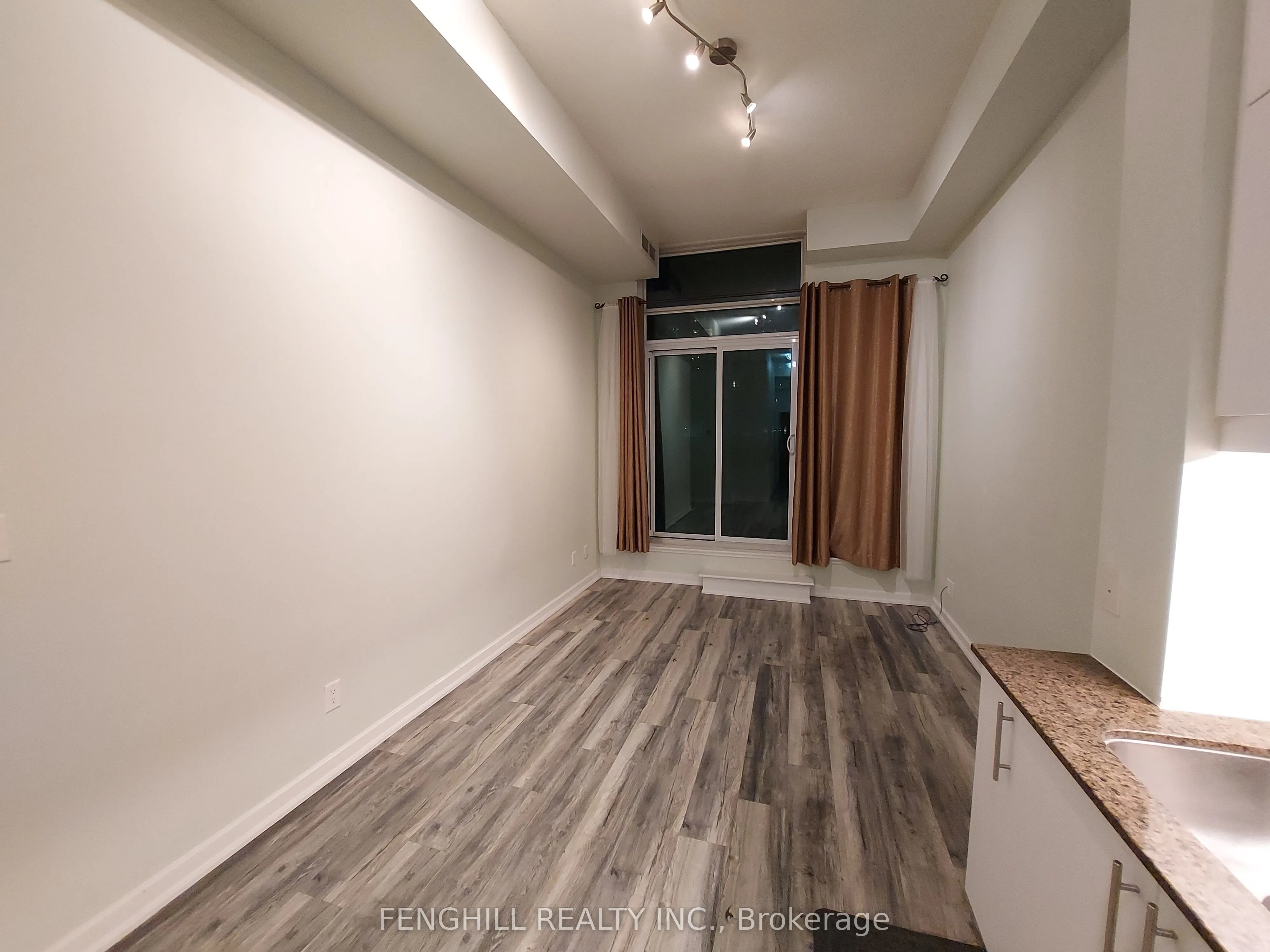 33 Bay Street, #209