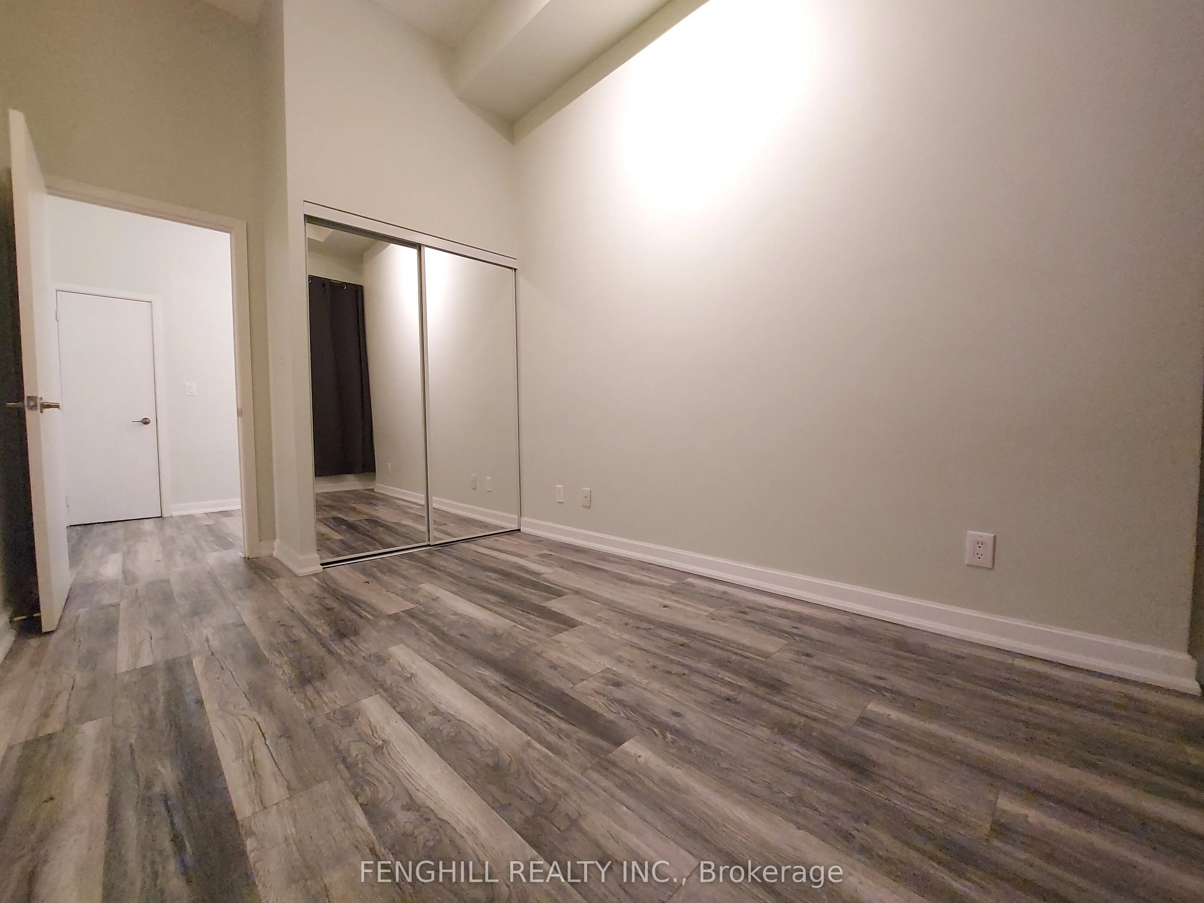33 Bay Street, #209