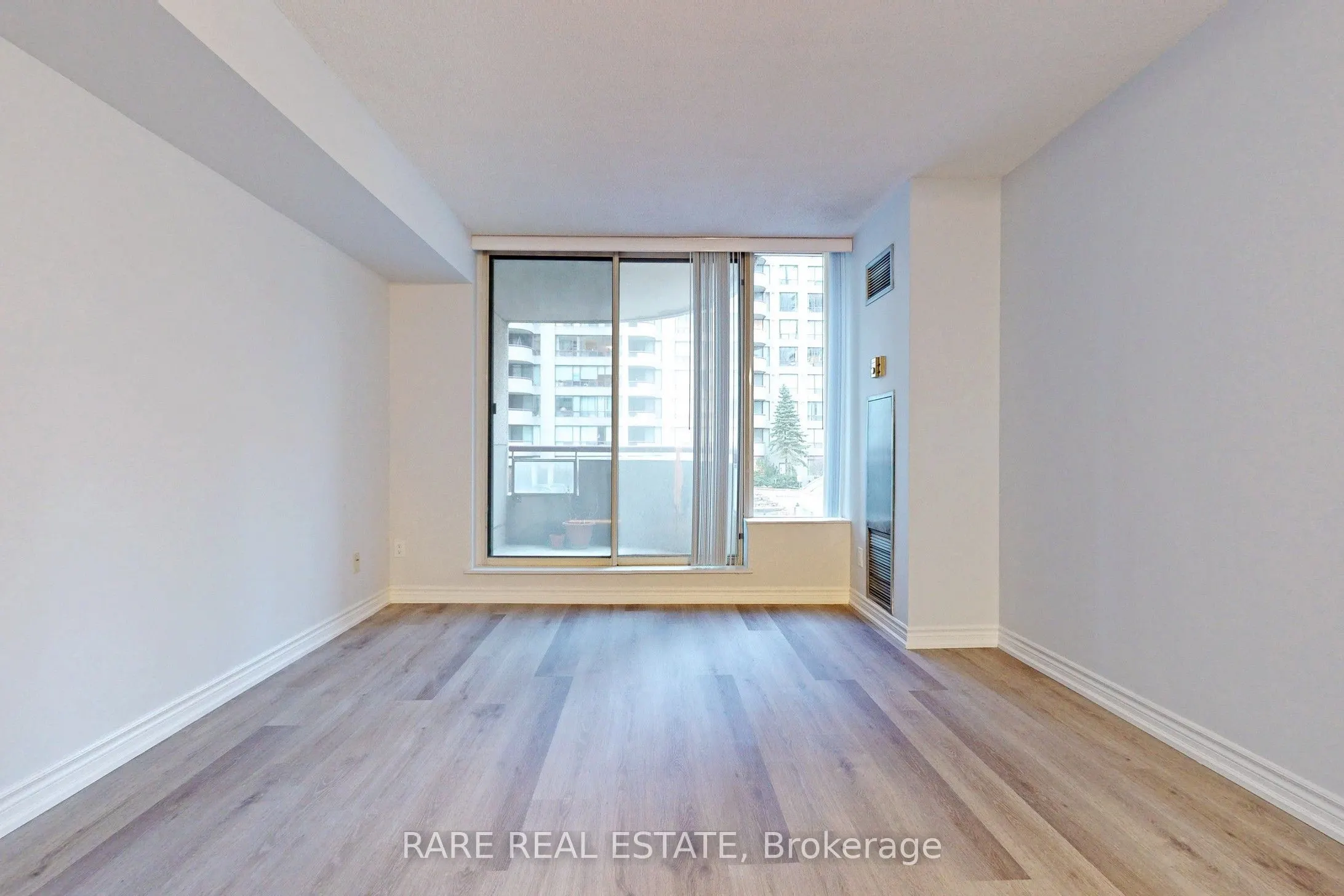 5785 Yonge Street, #206