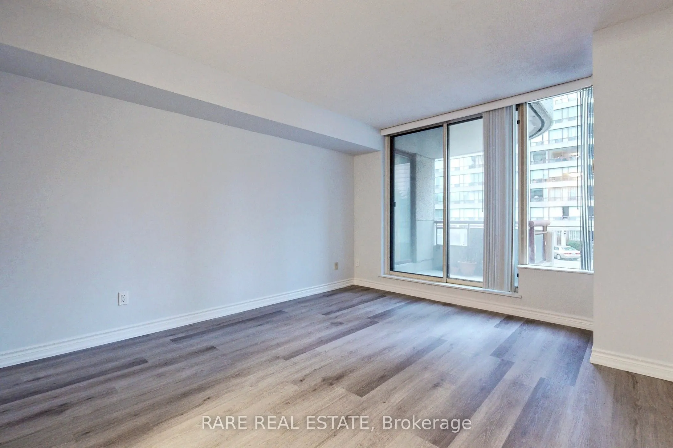 5785 Yonge Street, #206