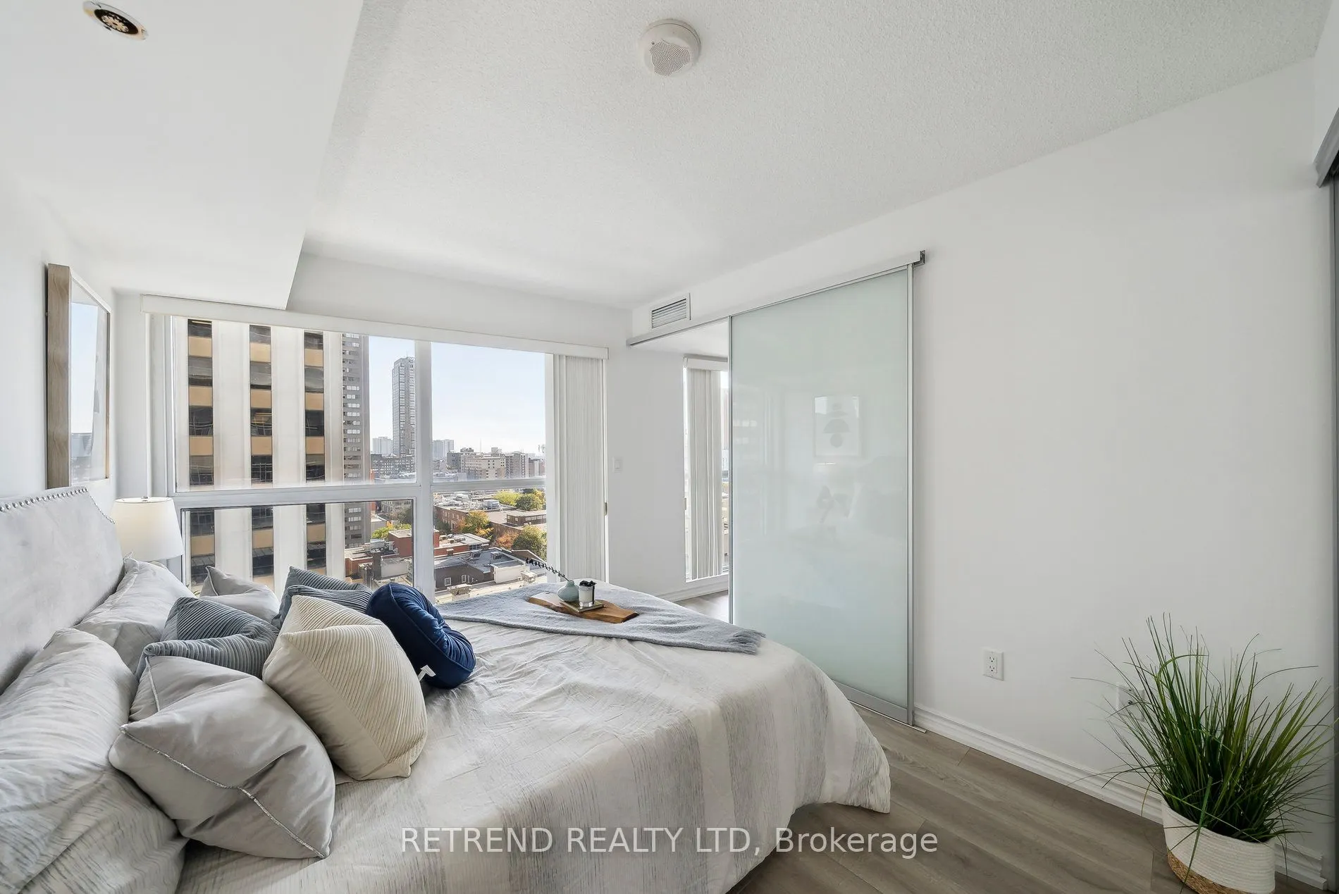 386 Yonge Street, #1004