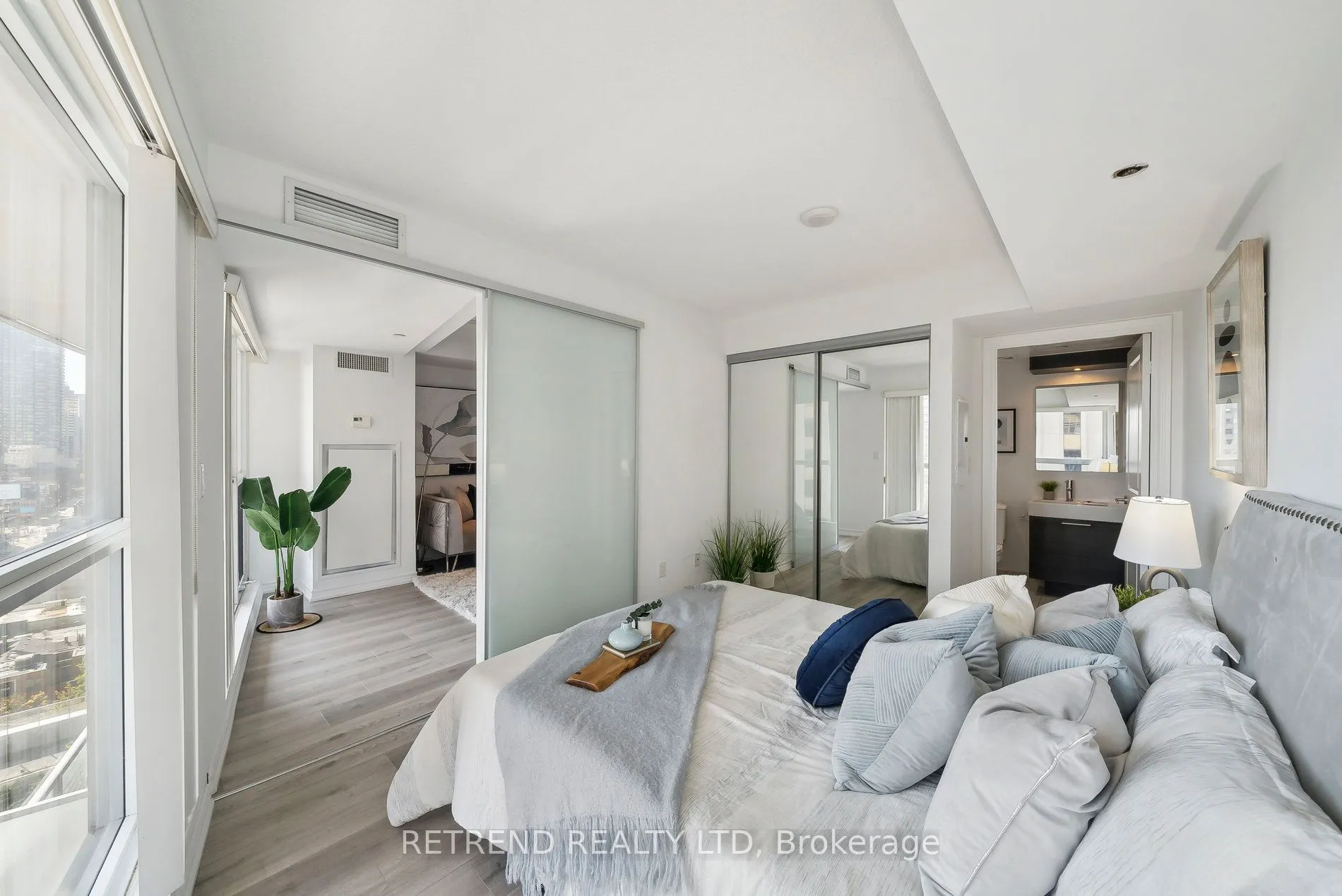 386 Yonge Street, #1004