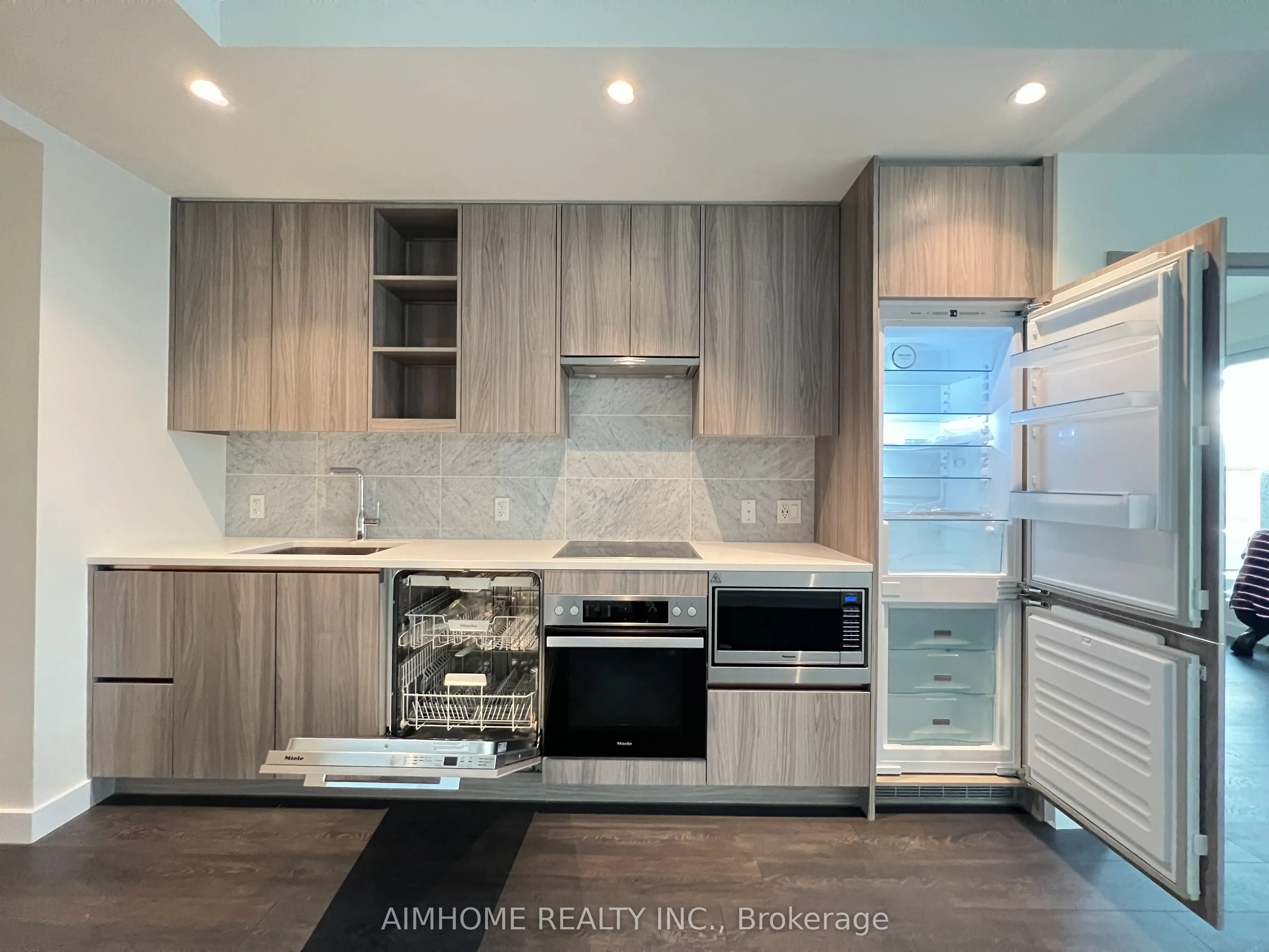 95 Mcmahon Drive, #610