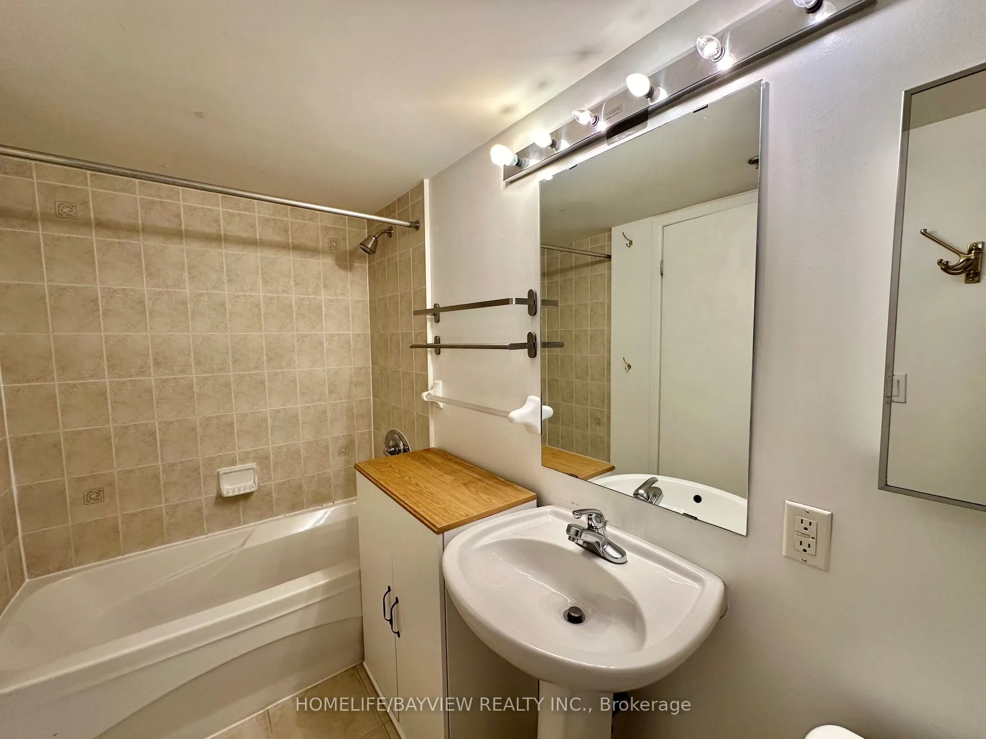 210 Victoria Street, #610