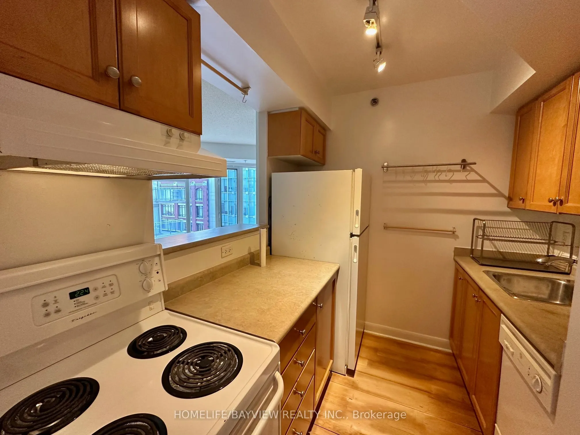 210 Victoria Street, #610
