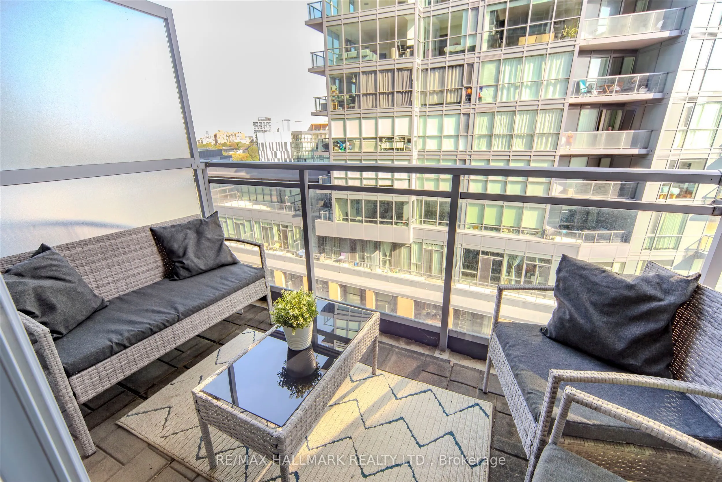 15 Bruyeres Mews, #1001