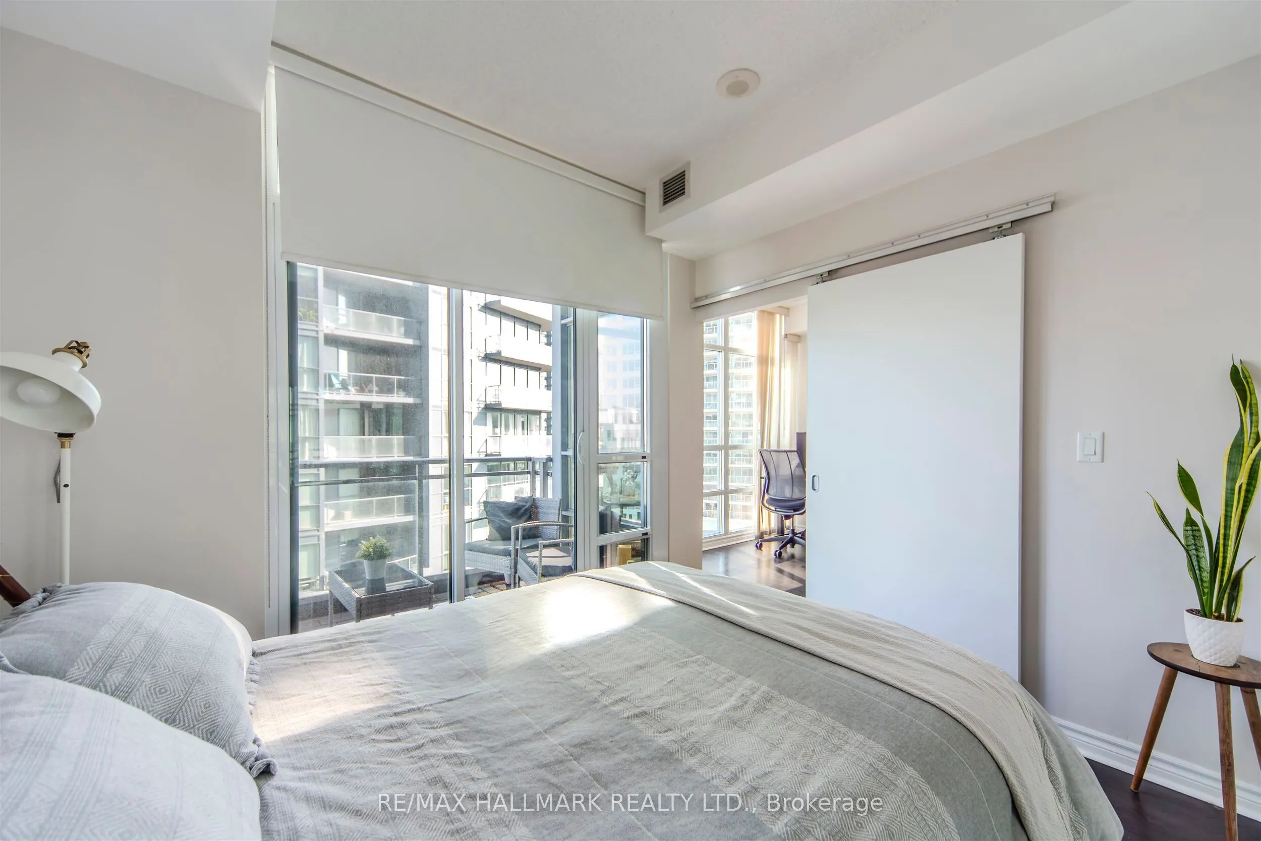 15 Bruyeres Mews, #1001