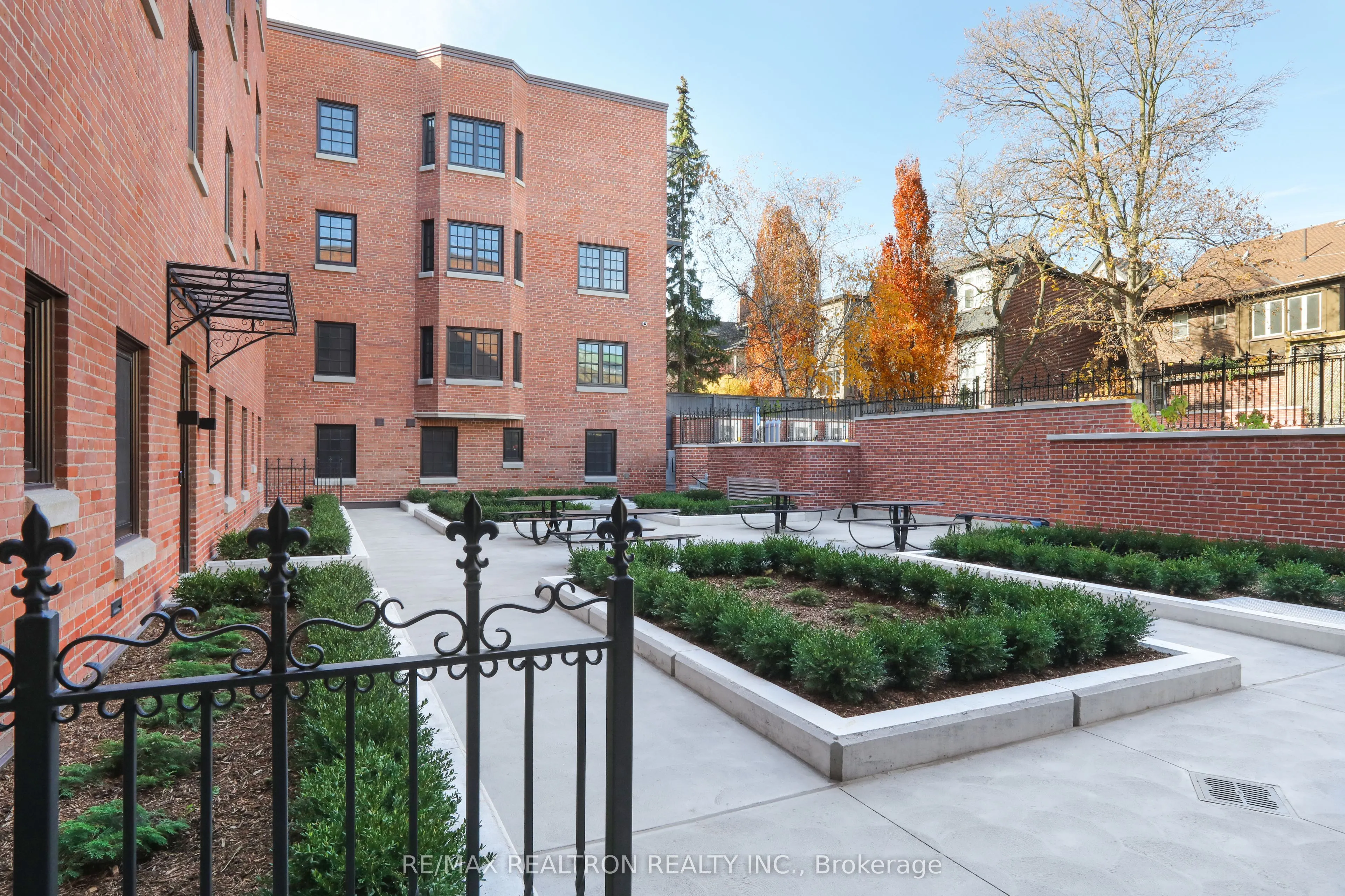 2 Clarendon Avenue, #208