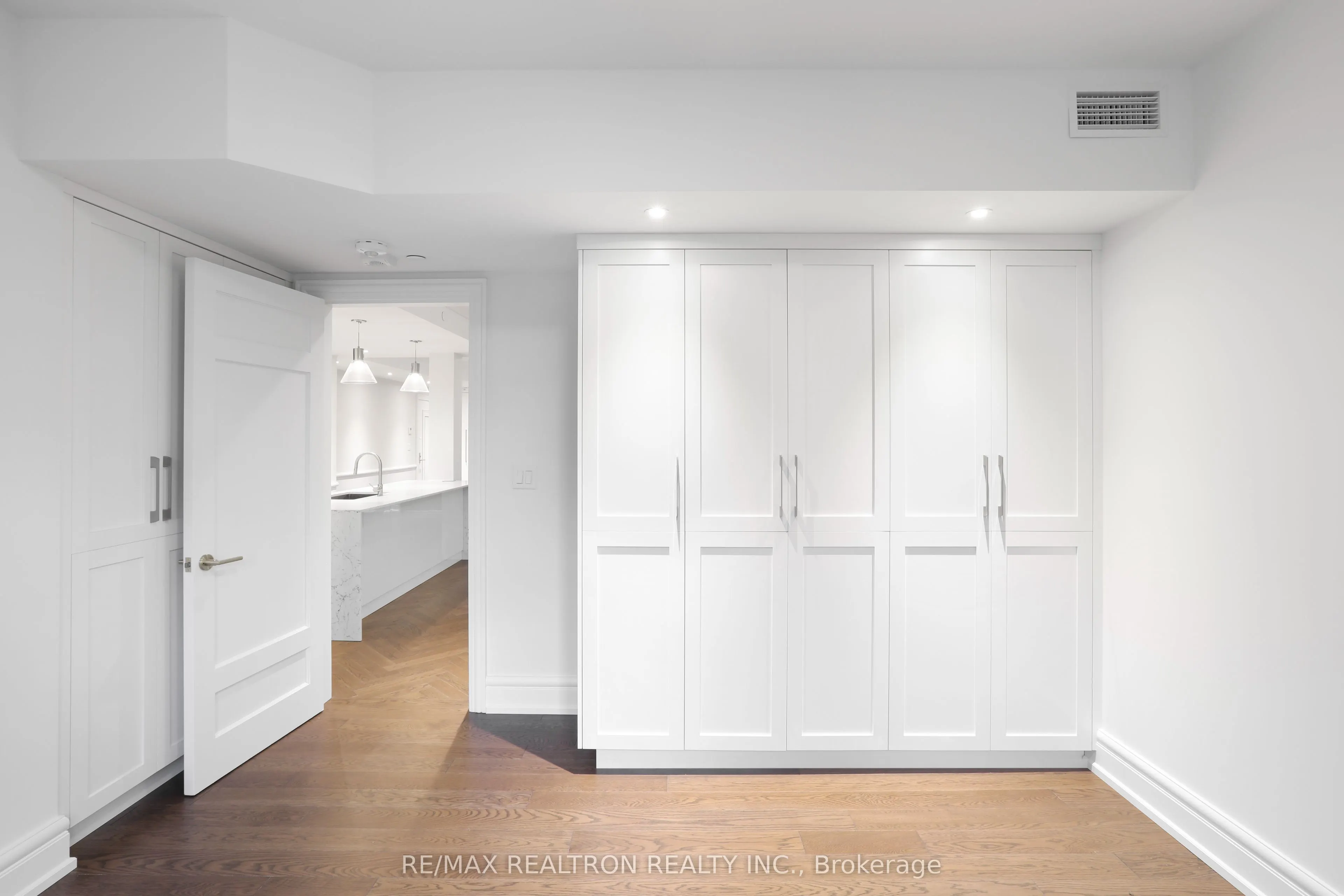 2 Clarendon Avenue, #208