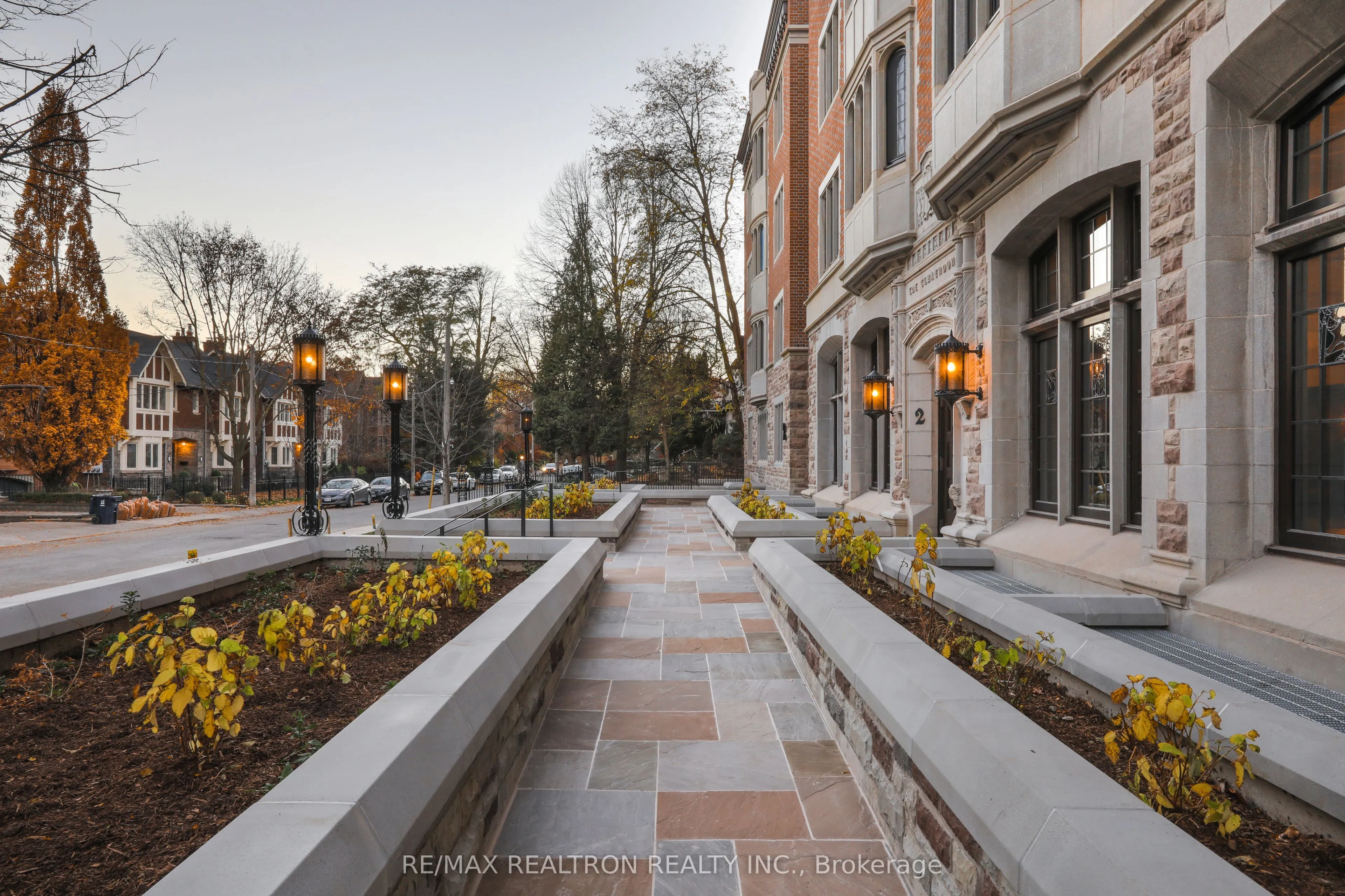 2 Clarendon Avenue, #208