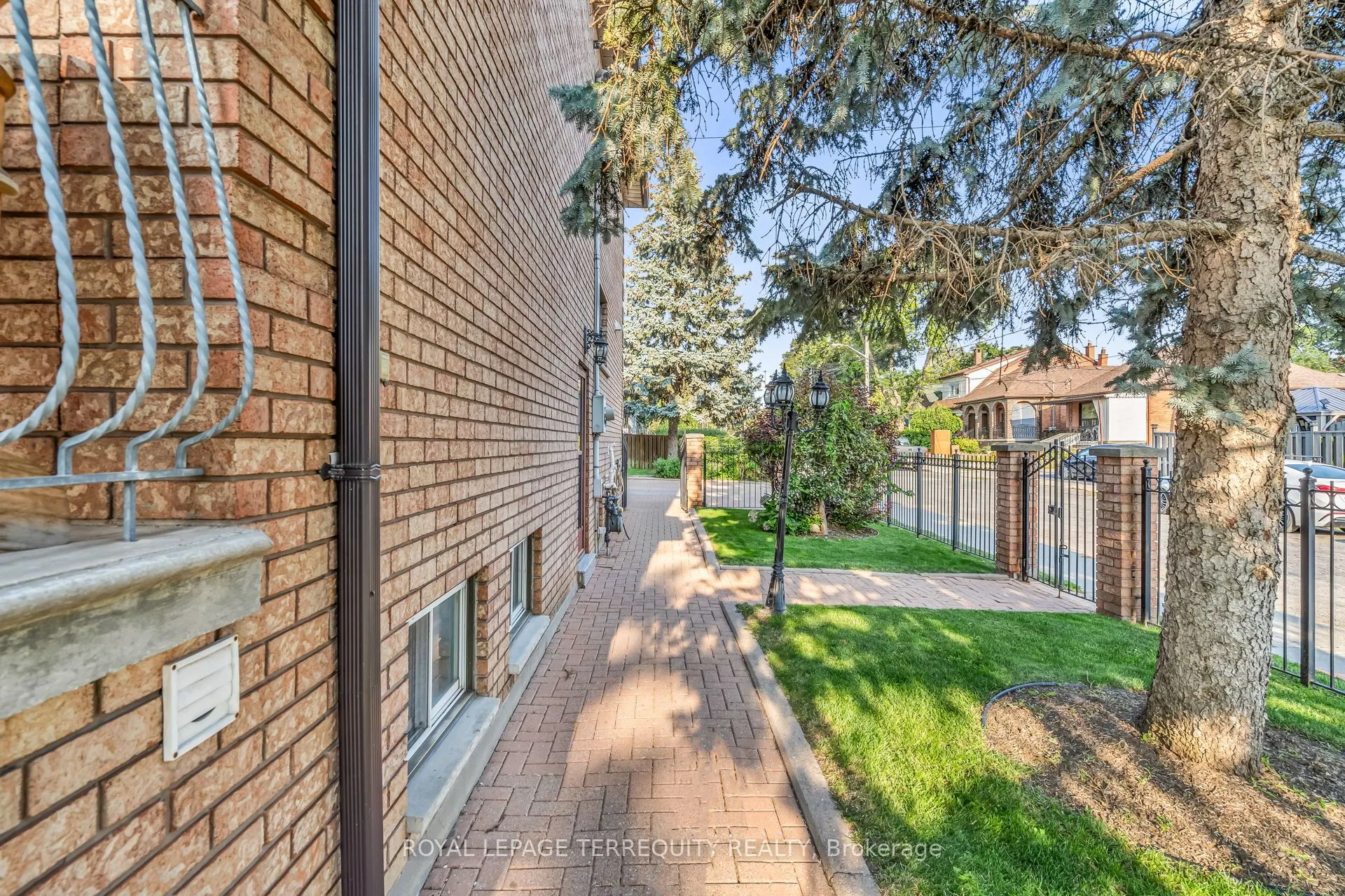 531 Lauder Avenue E