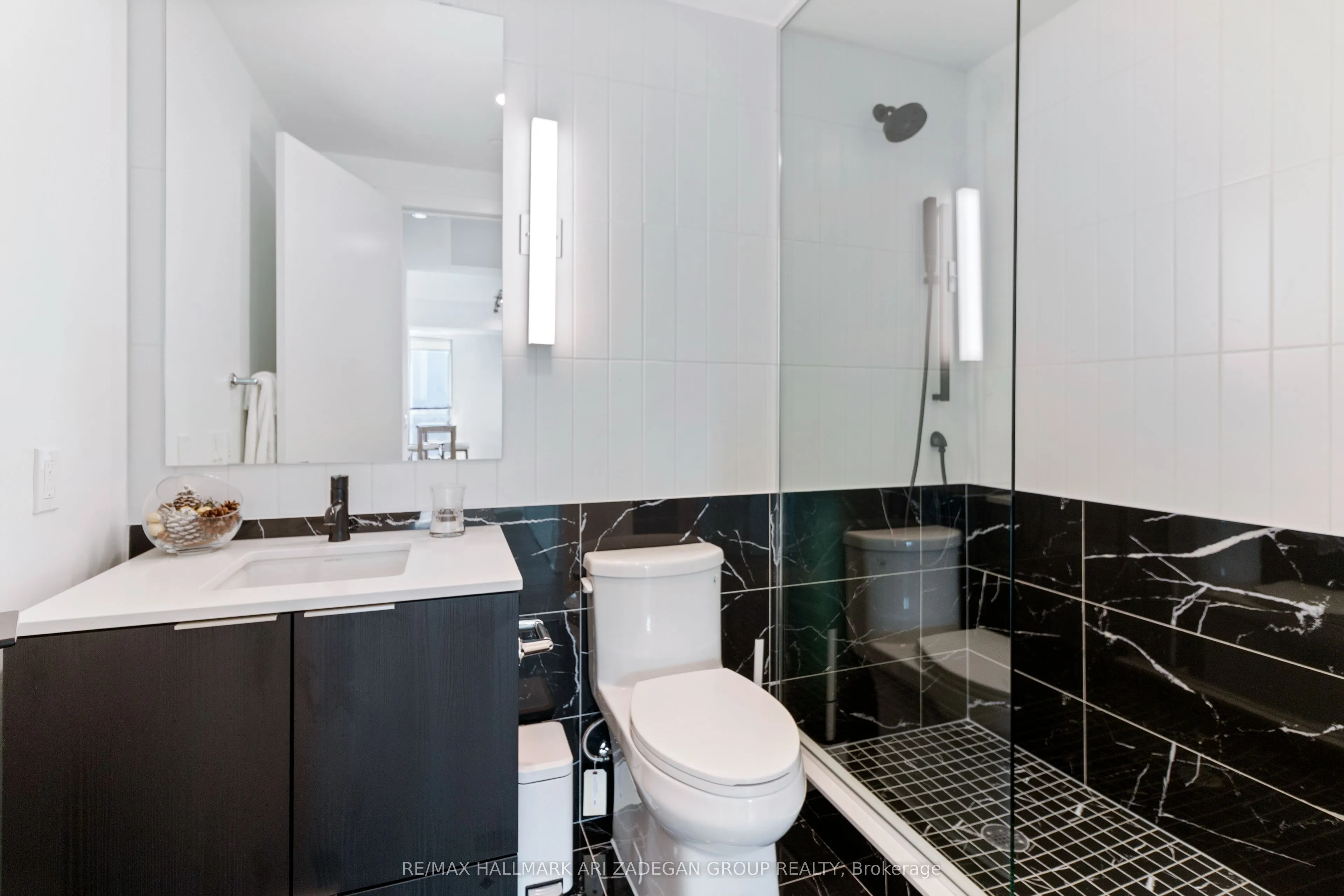 327 King Street W, #4003