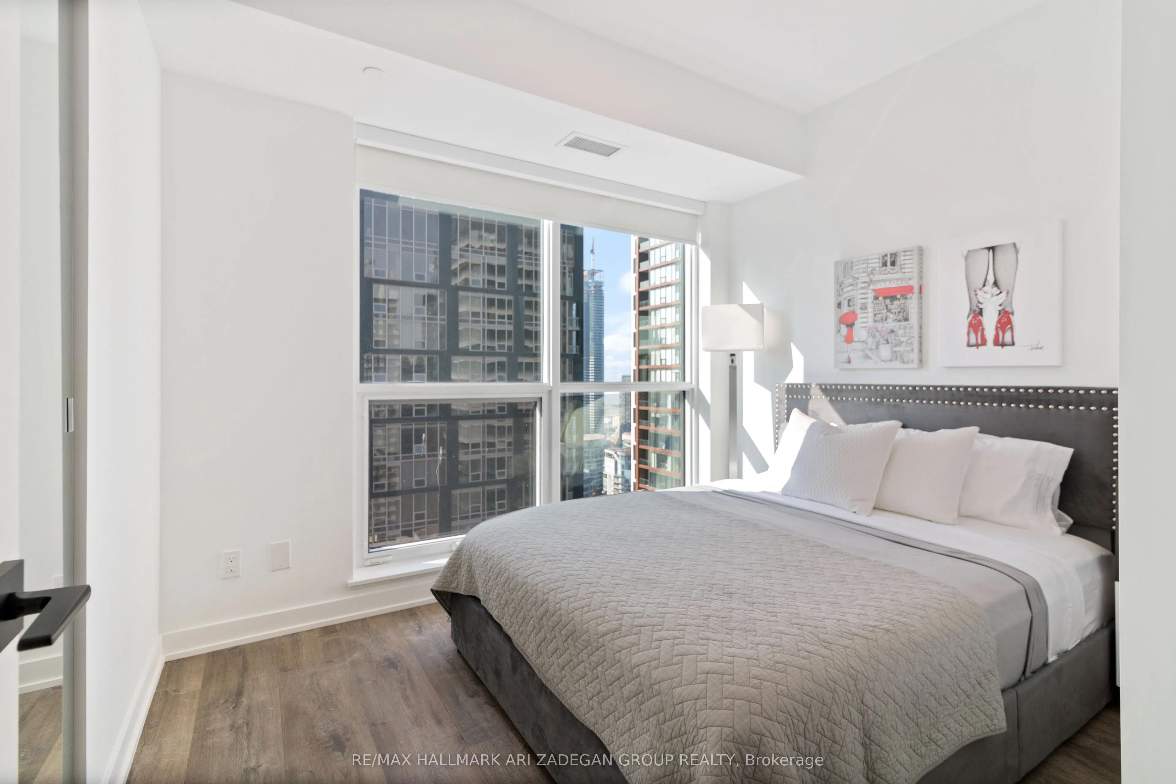 327 King Street W, #4003