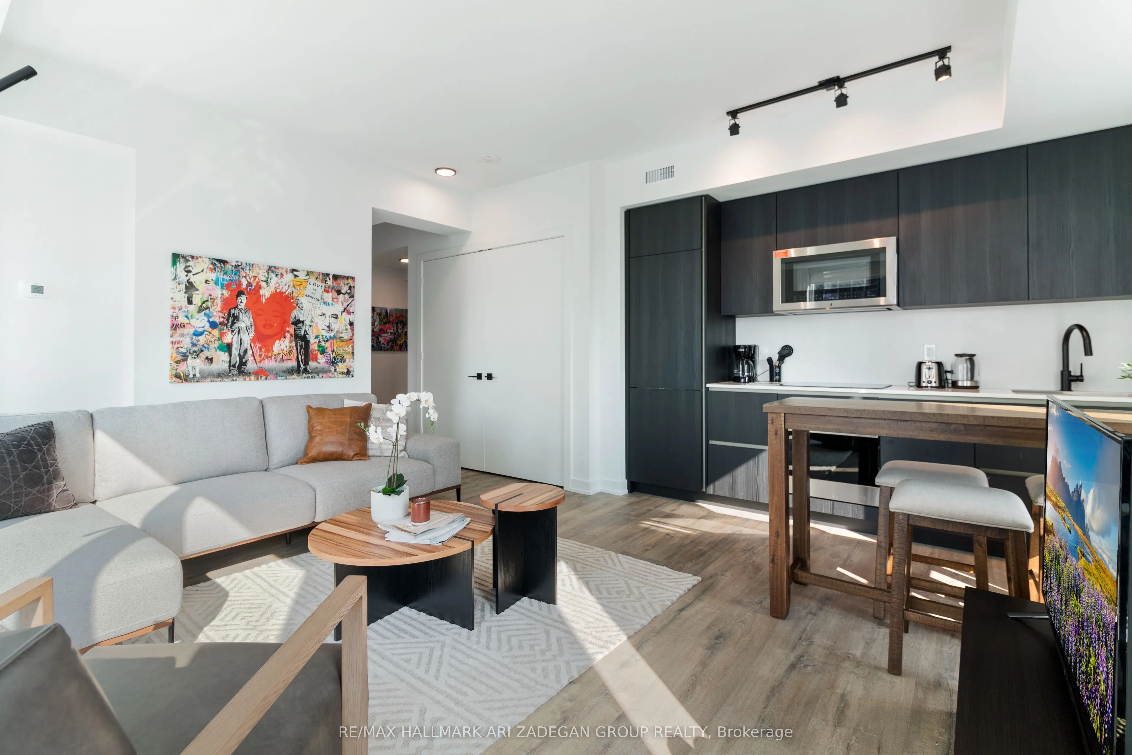 327 King Street W, #4003