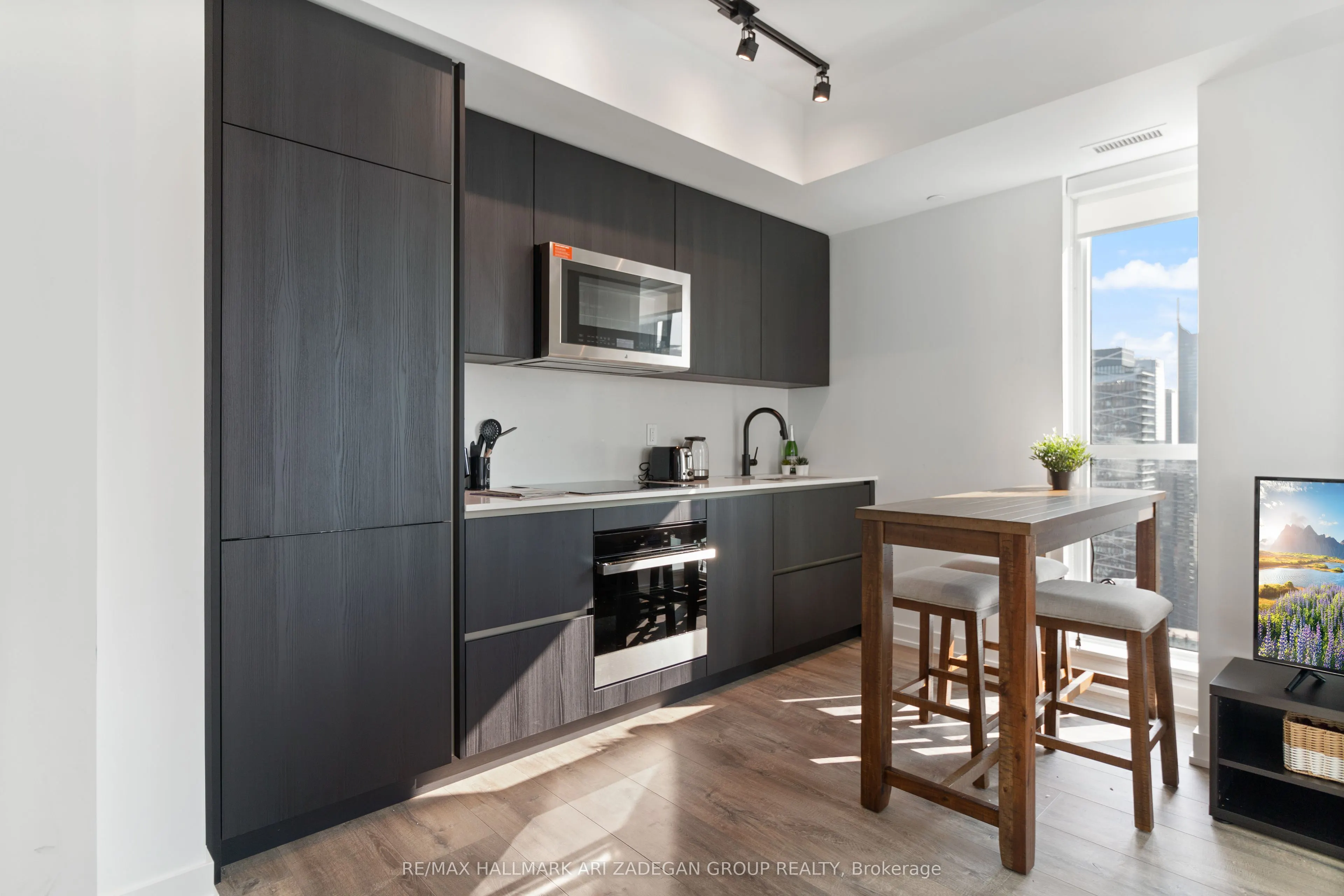 327 King Street W, #4003