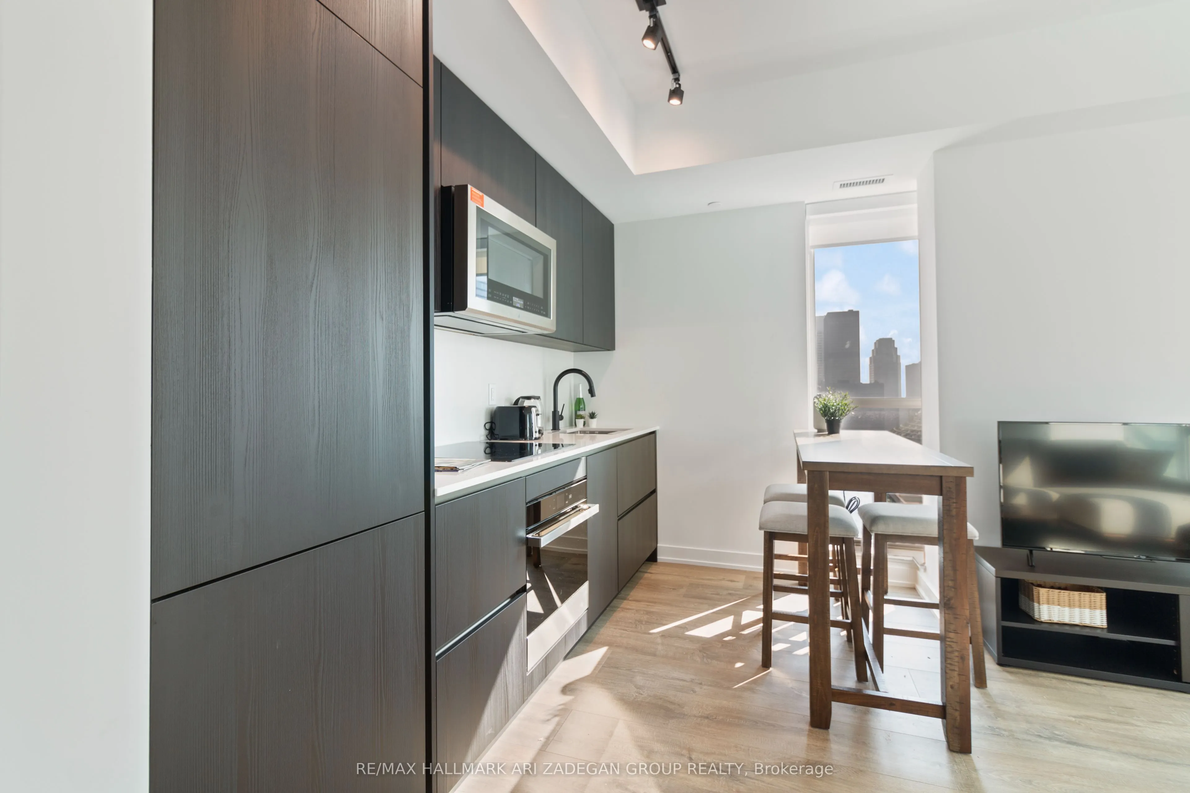 327 King Street W, #4003