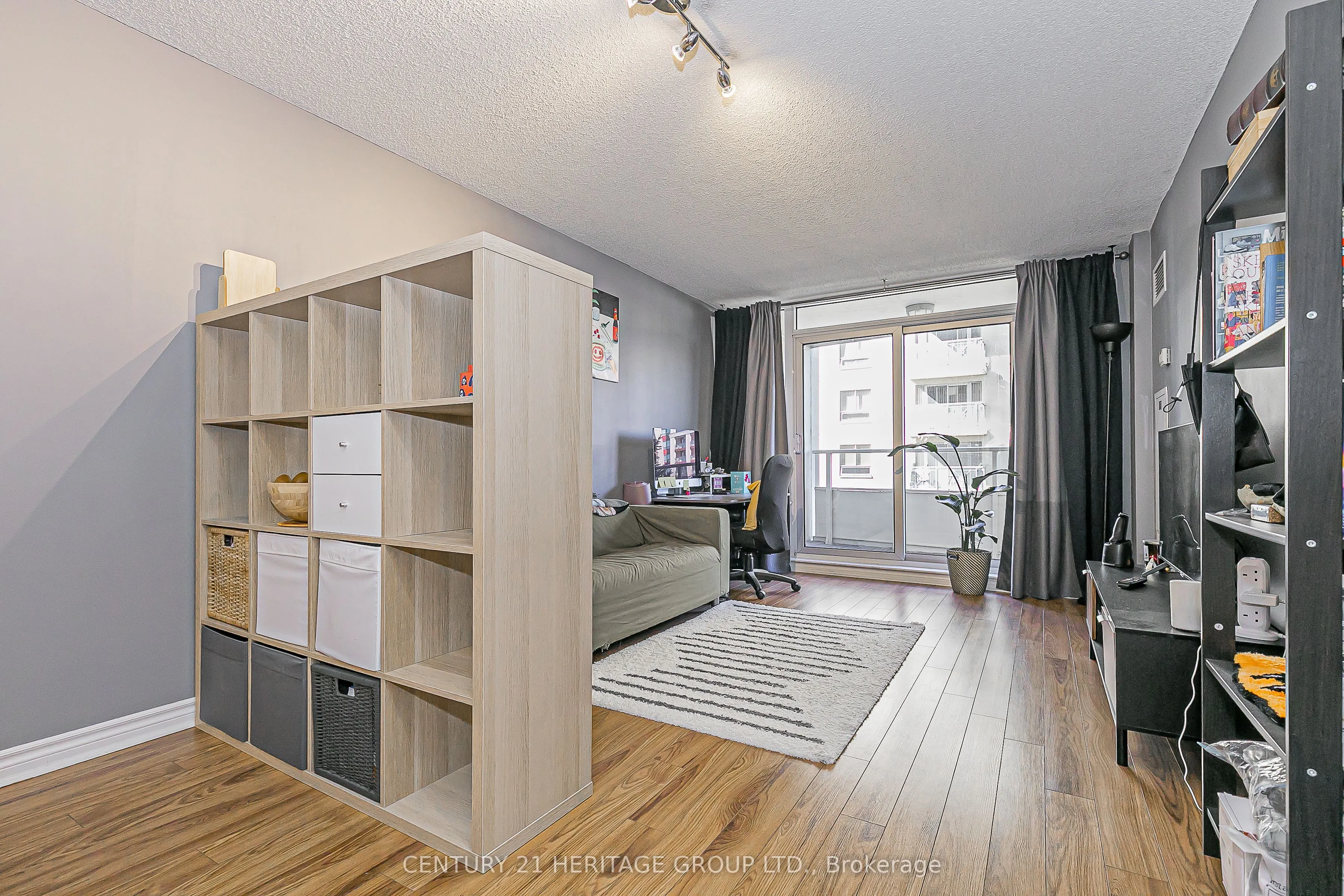 8 Rean Drive, #404