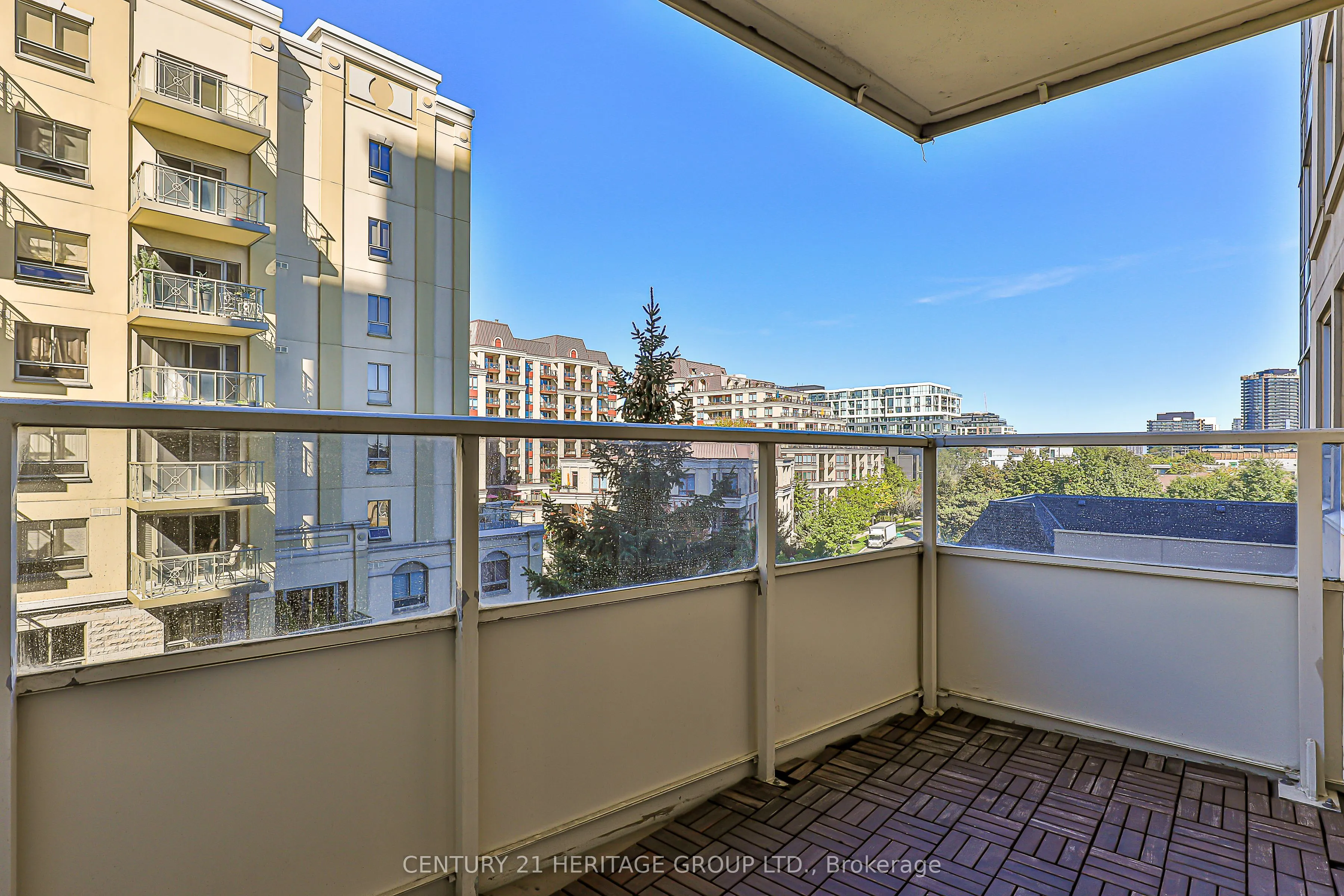 8 Rean Drive, #404