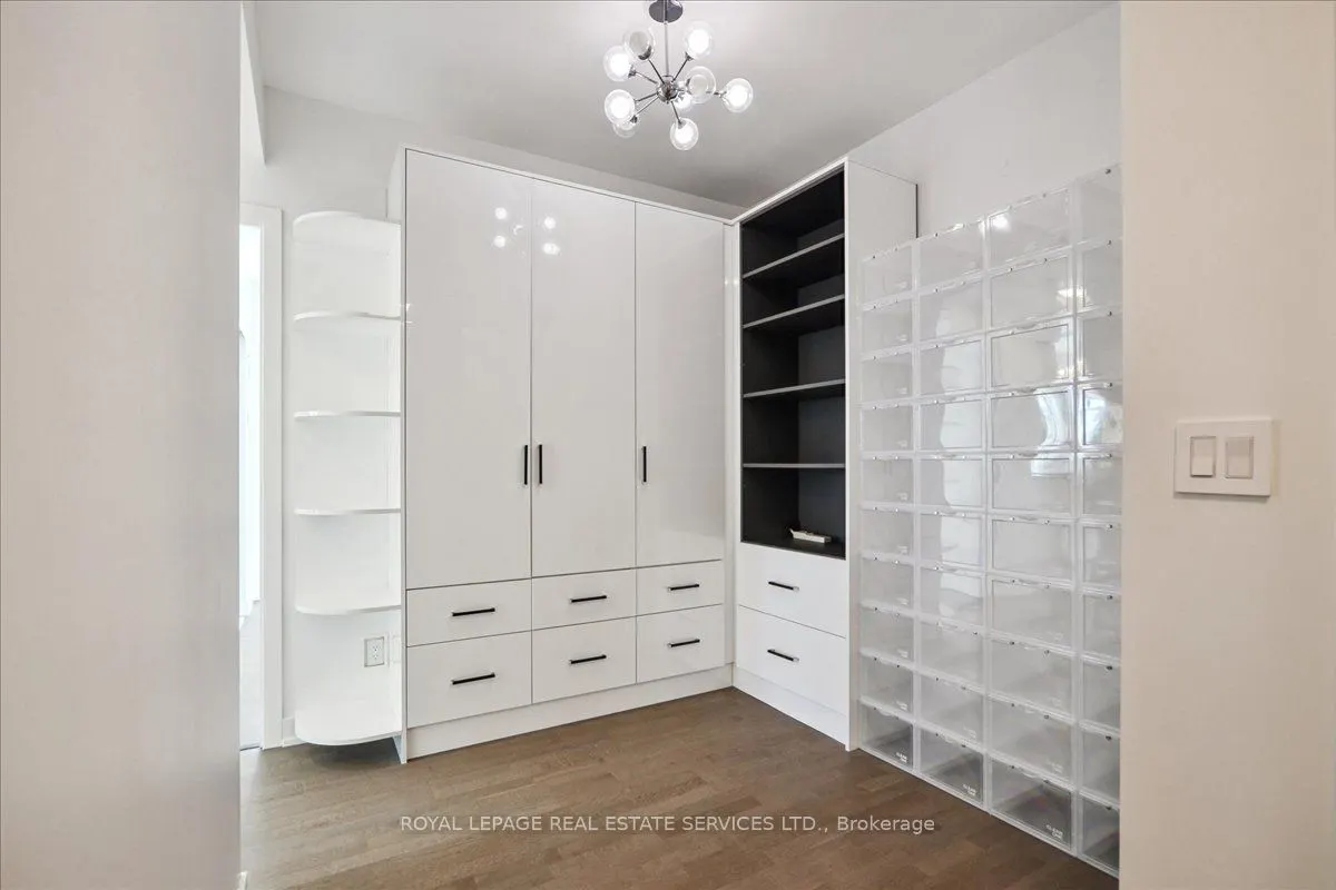 501 St Clair Avenue W, #905