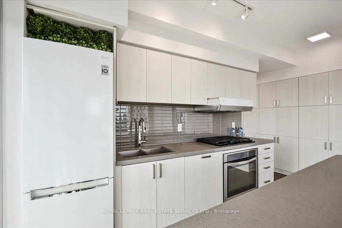501 St Clair Avenue W, #905