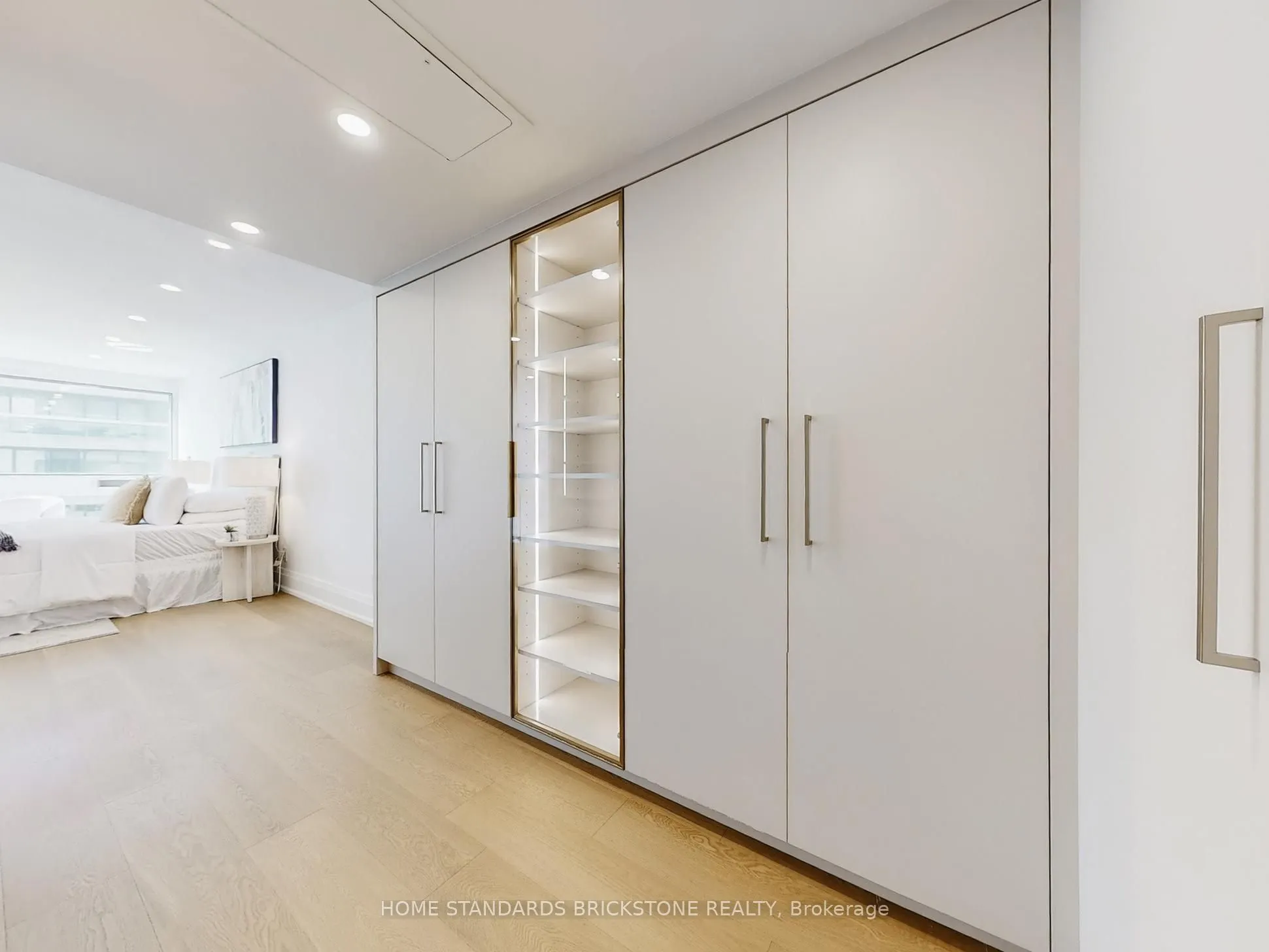 61 St Clair Avenue W, #1102