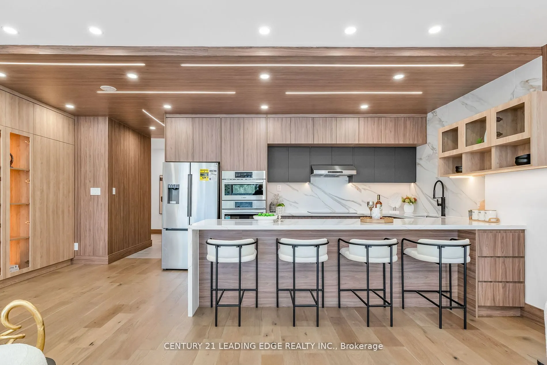 1 Watergarden Way, #208
