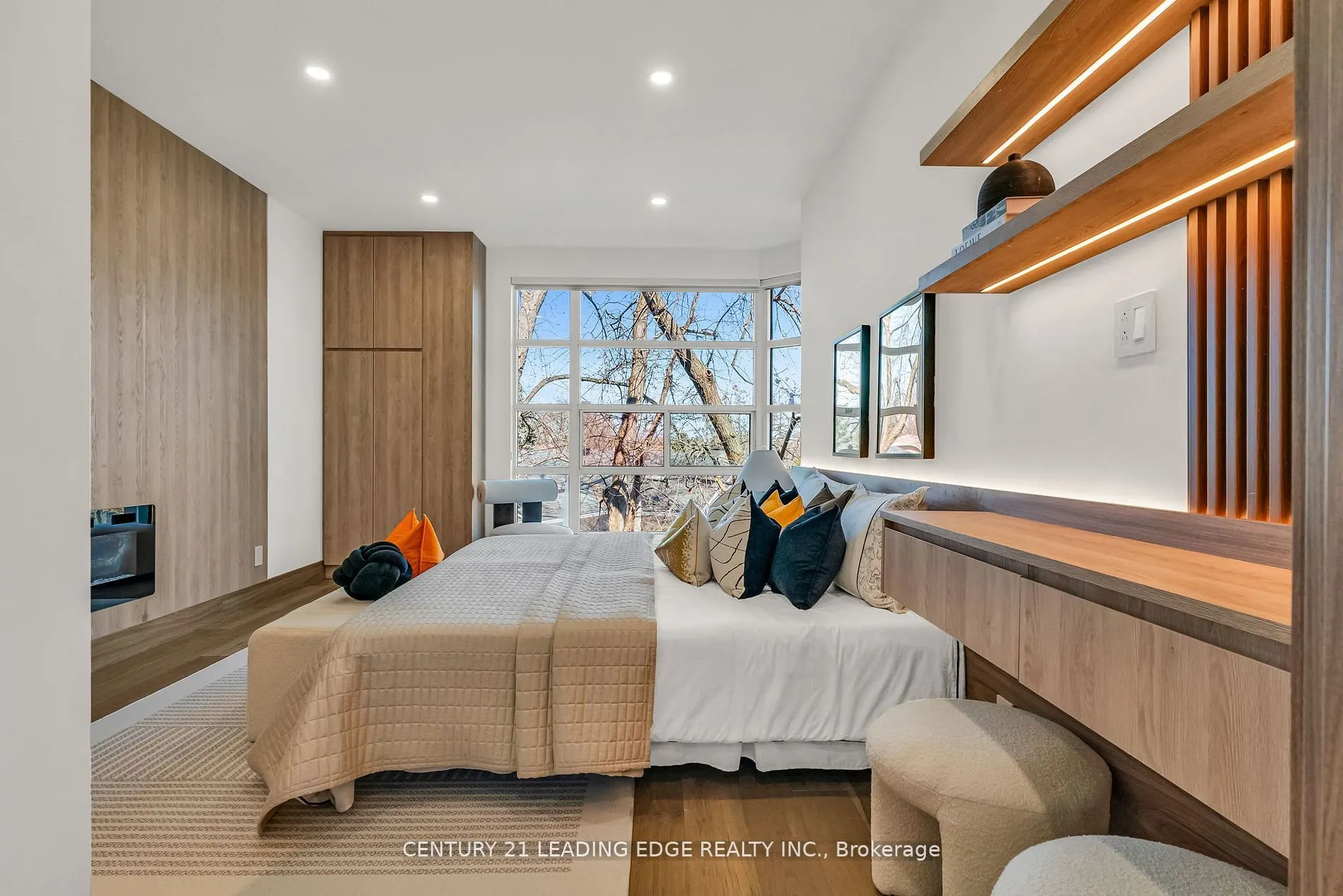 1 Watergarden Way, #208