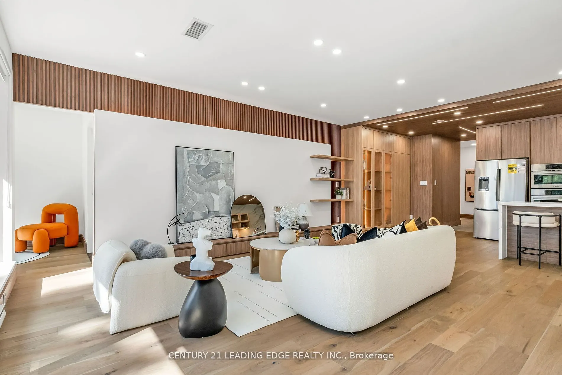 1 Watergarden Way, #208