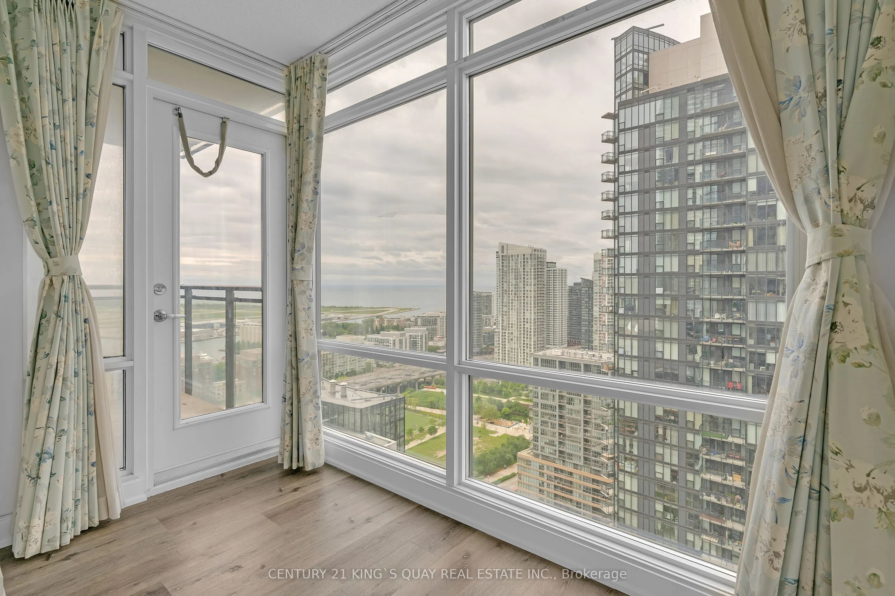 25 Telegram Mews, #3510