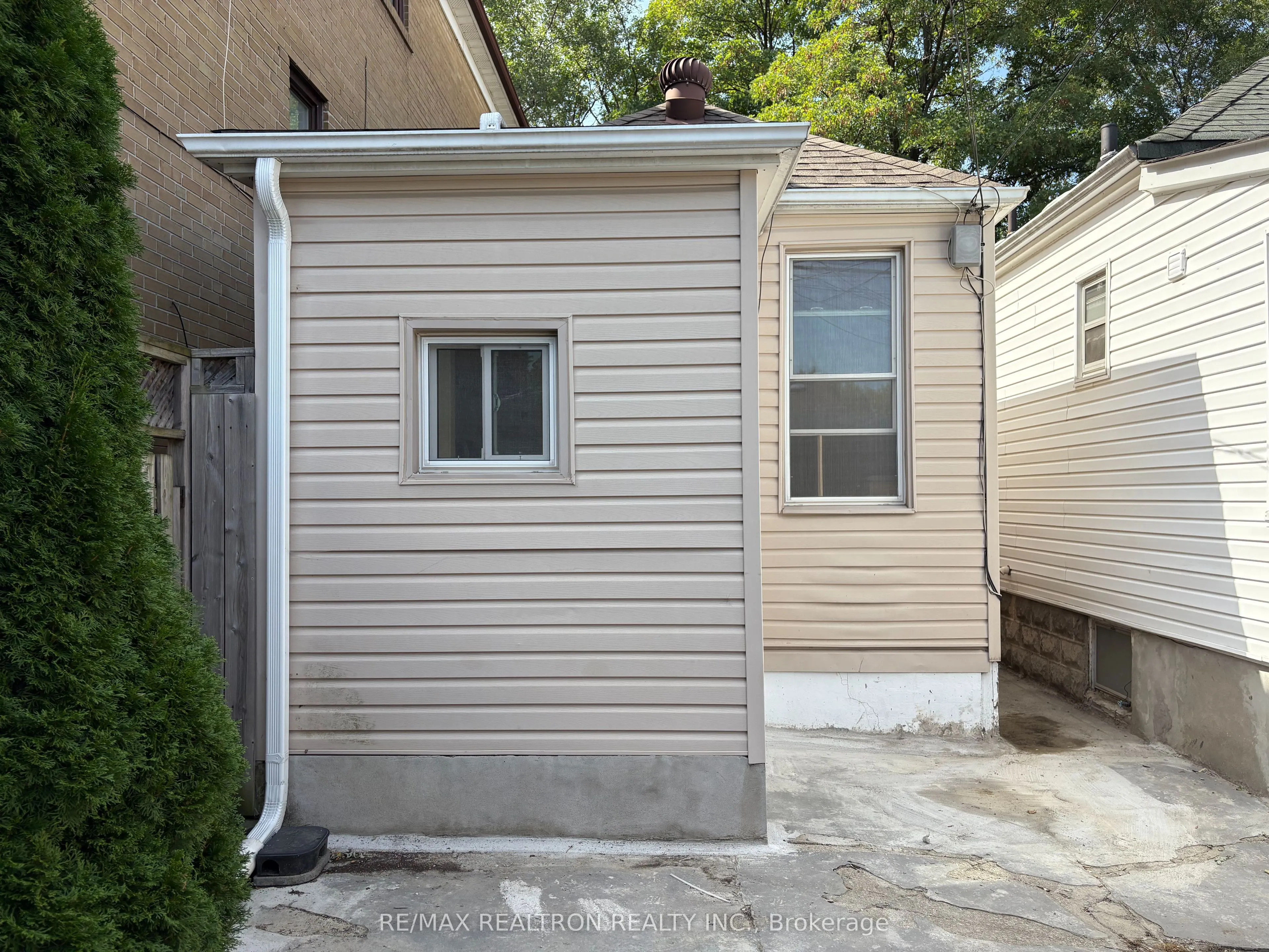 221 Winnett Avenue
