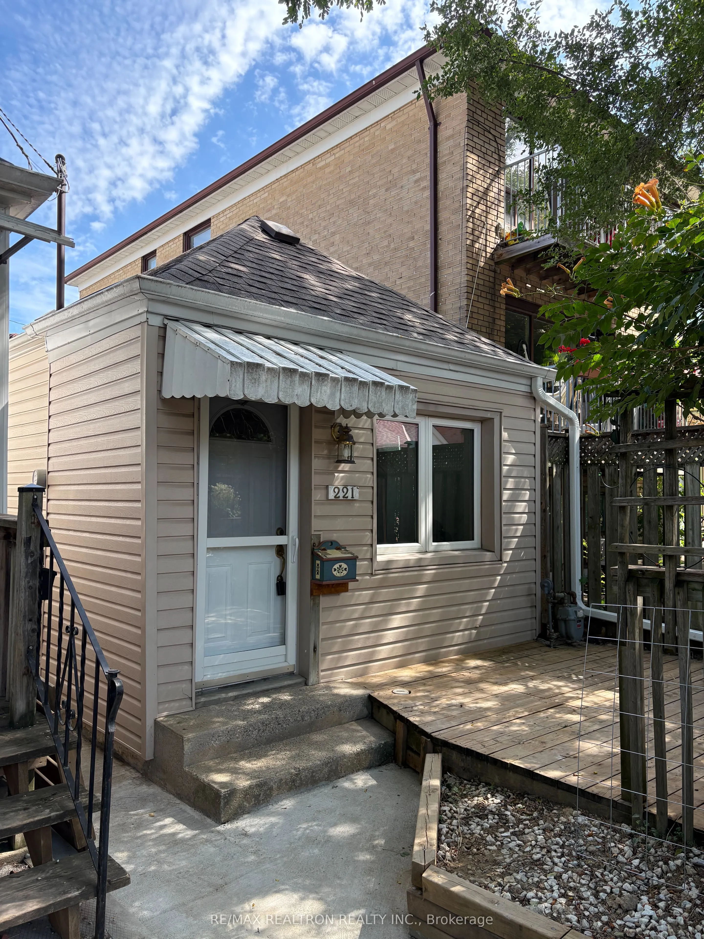 221 Winnett Avenue