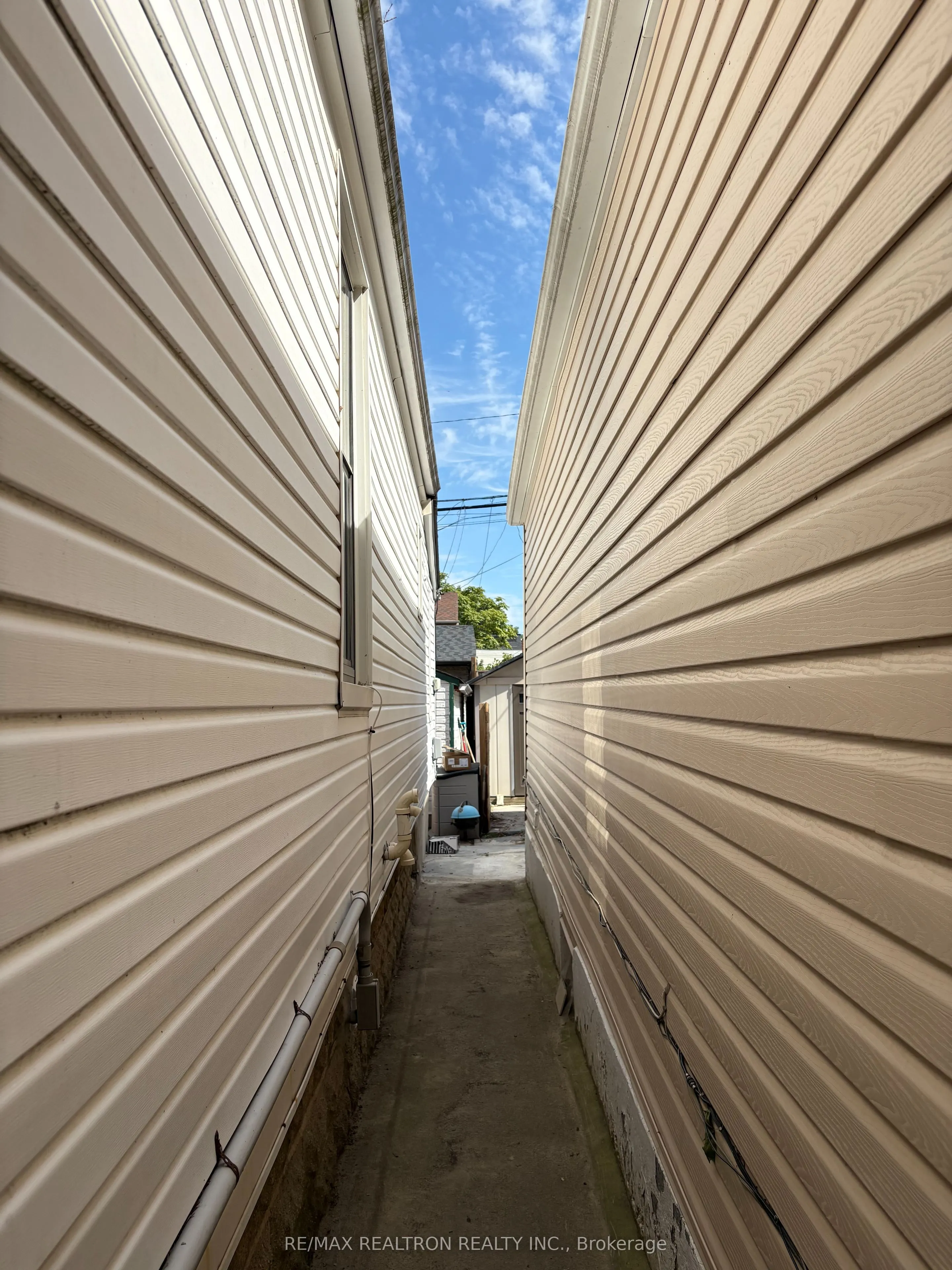 221 Winnett Avenue