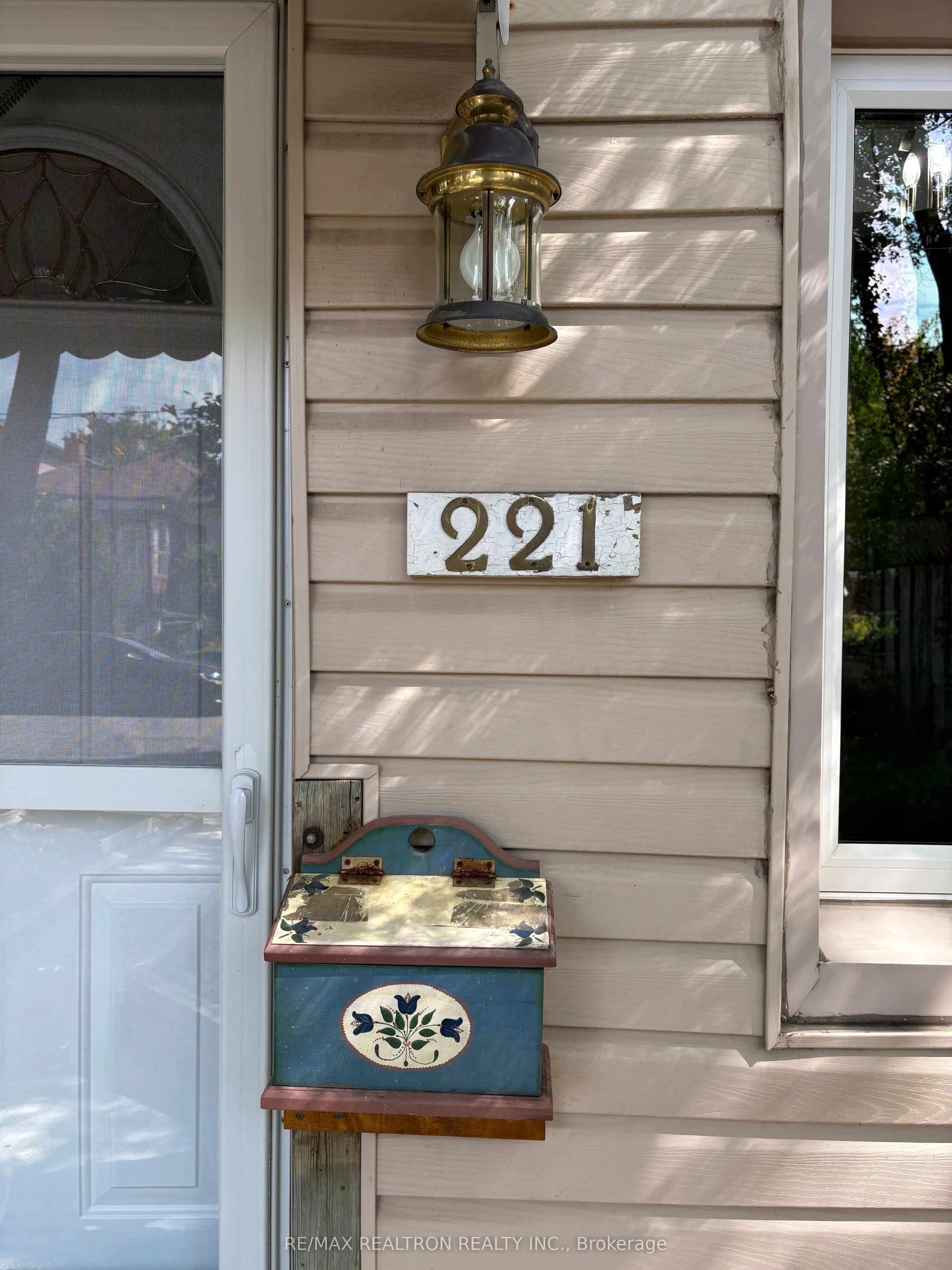 221 Winnett Avenue