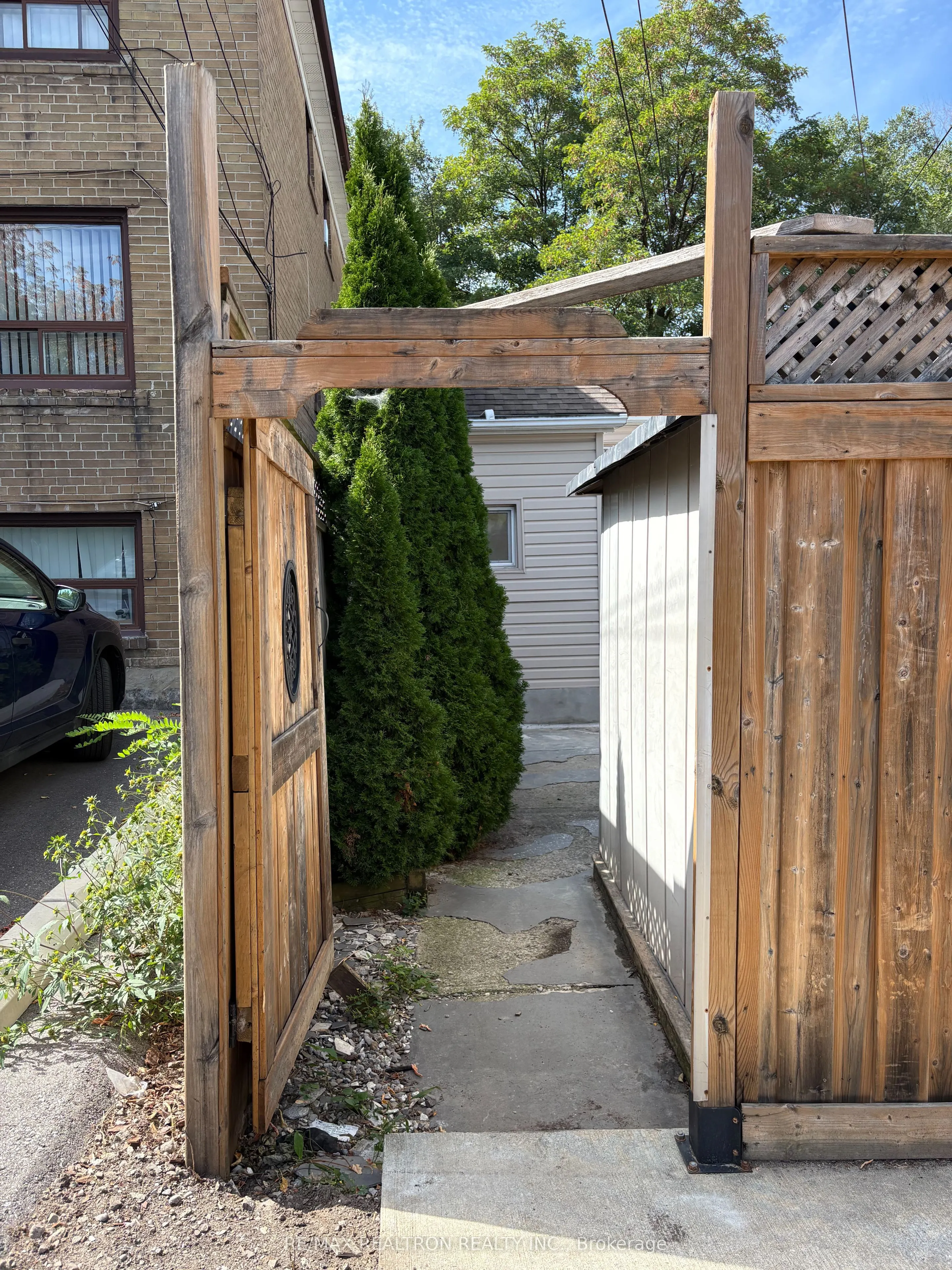 221 Winnett Avenue