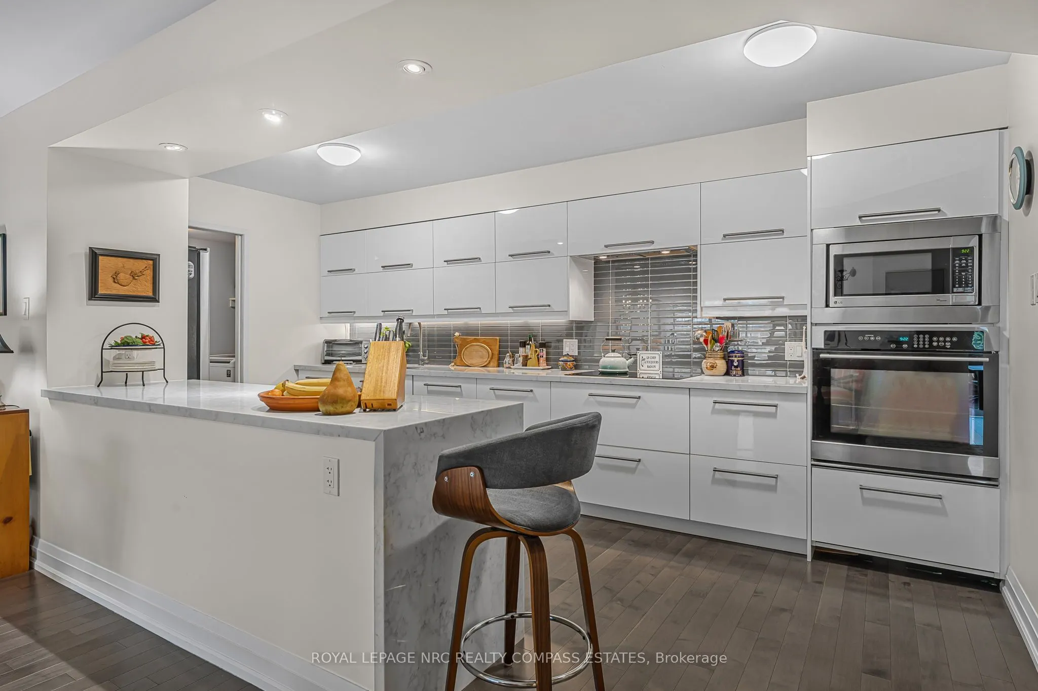 130 Carlton Street, #810