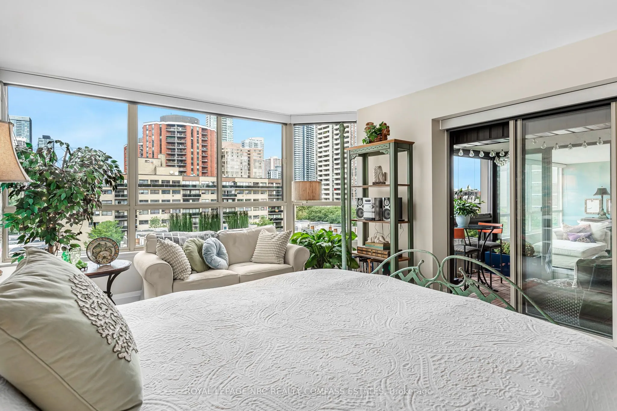 130 Carlton Street, #810