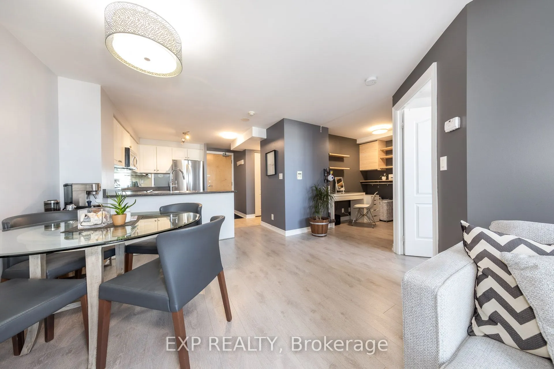 212 Eglinton Avenue E, #1510