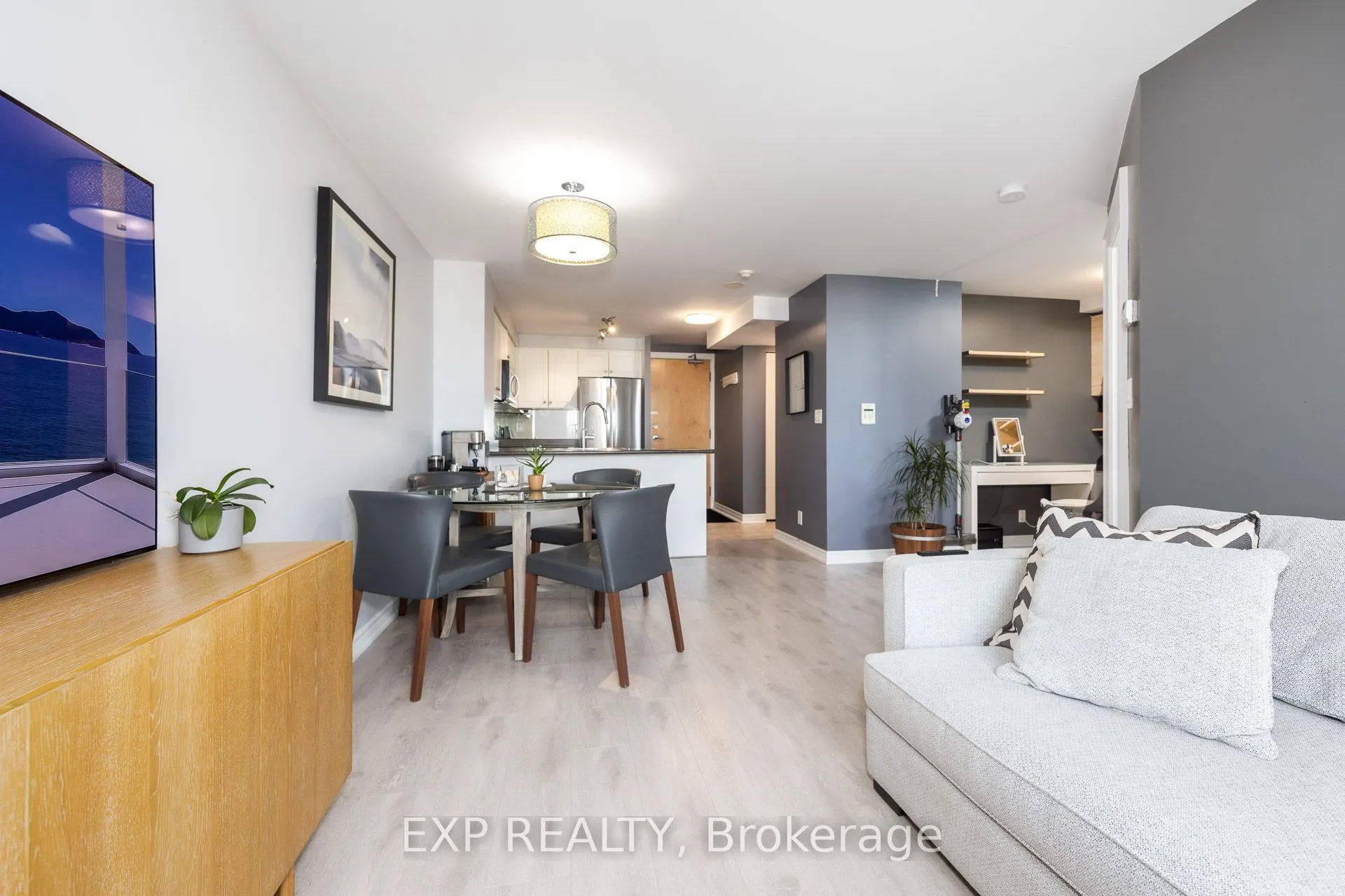 212 Eglinton Avenue E, #1510
