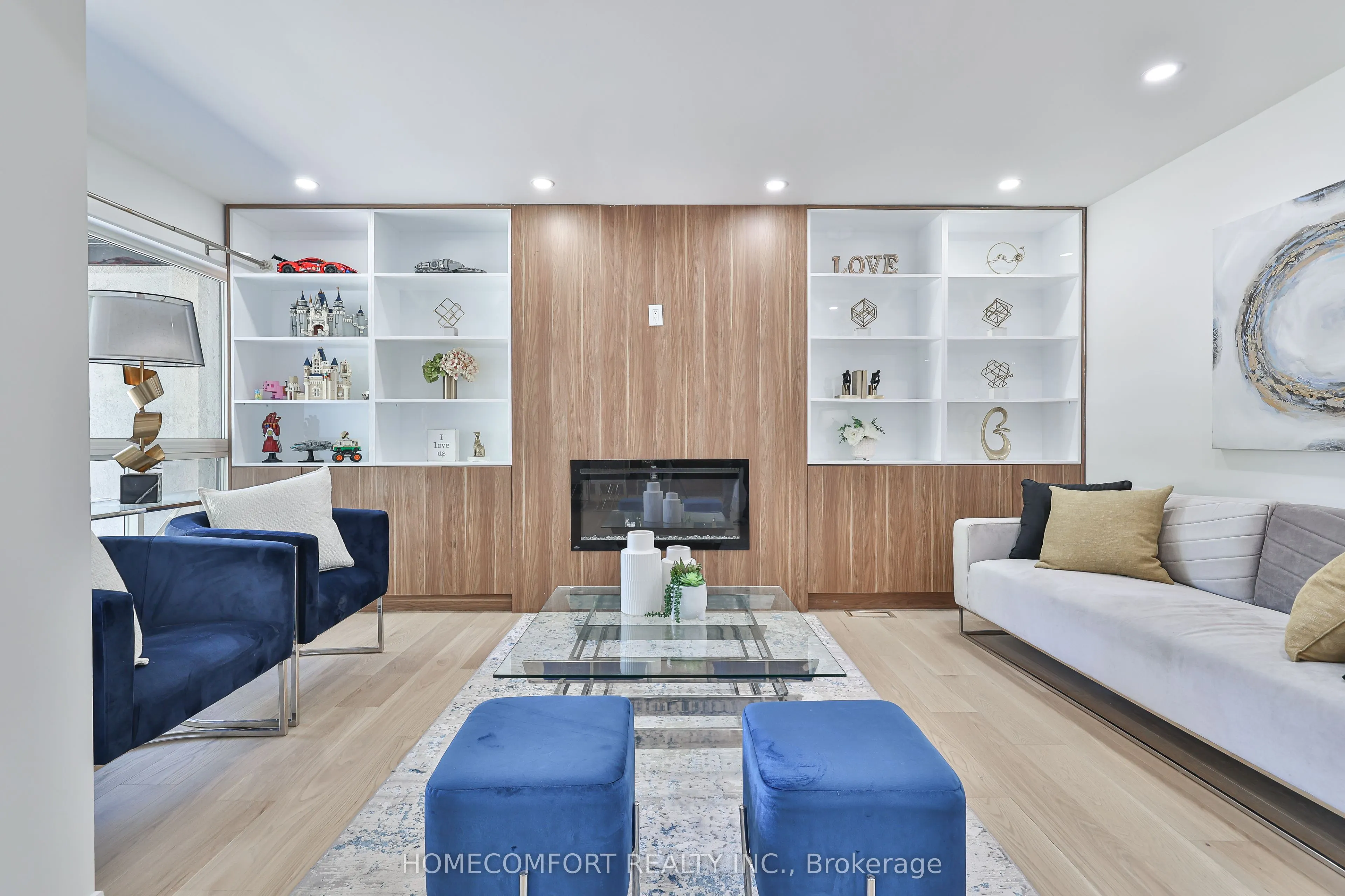 33 Clansman Boulevard