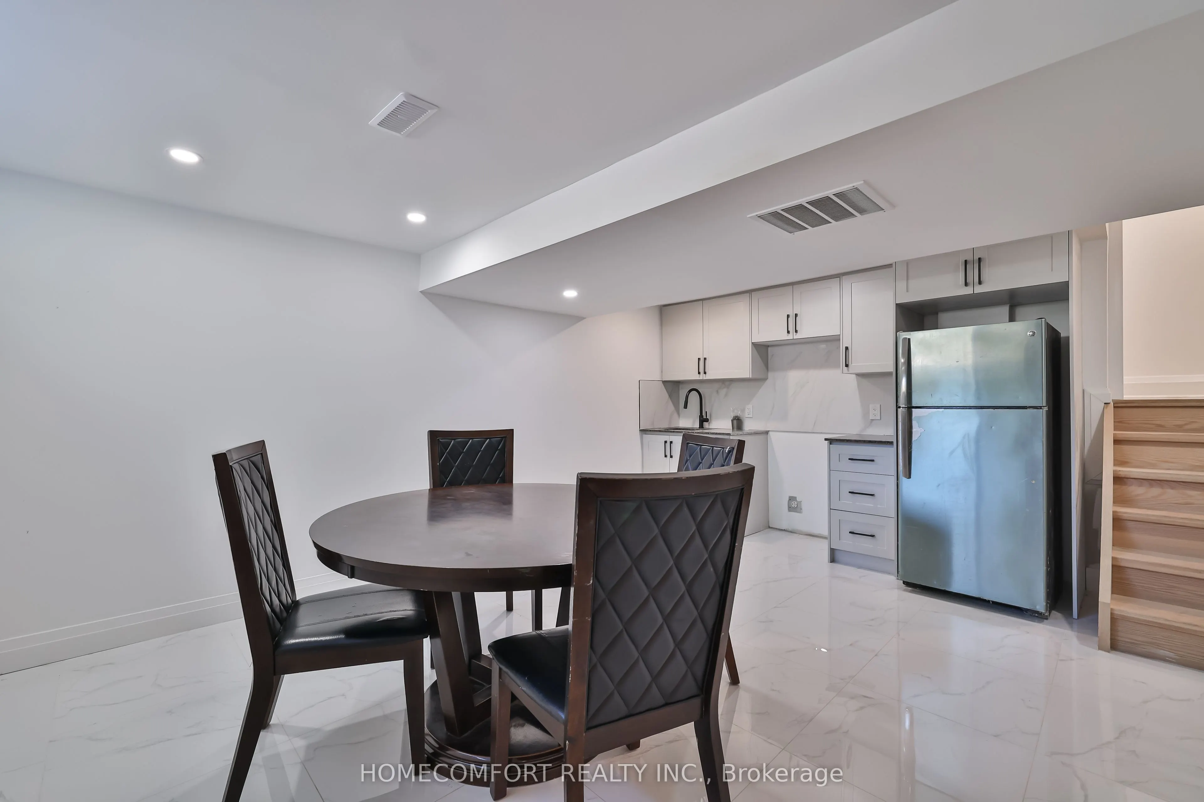 33 Clansman Boulevard