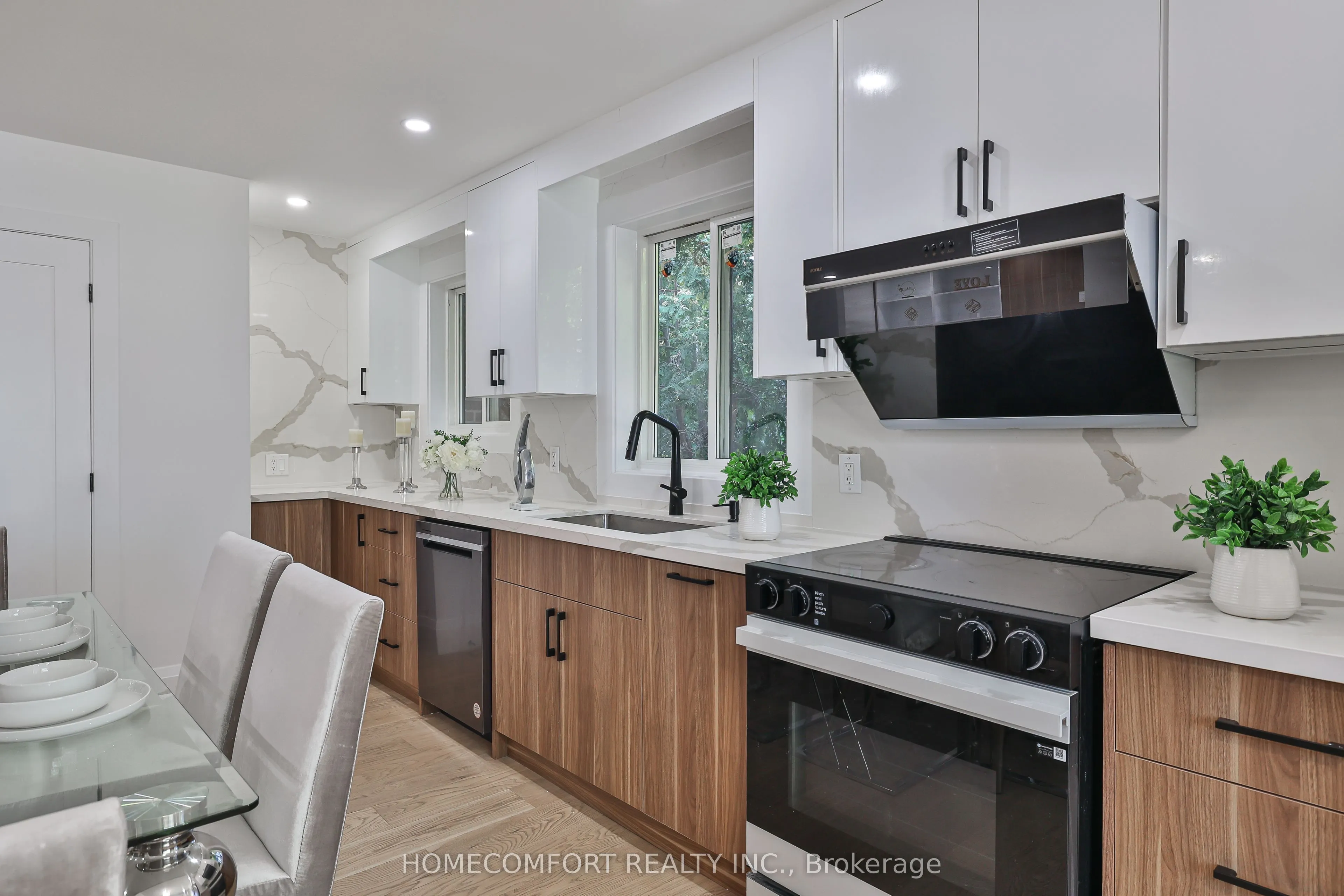 33 Clansman Boulevard