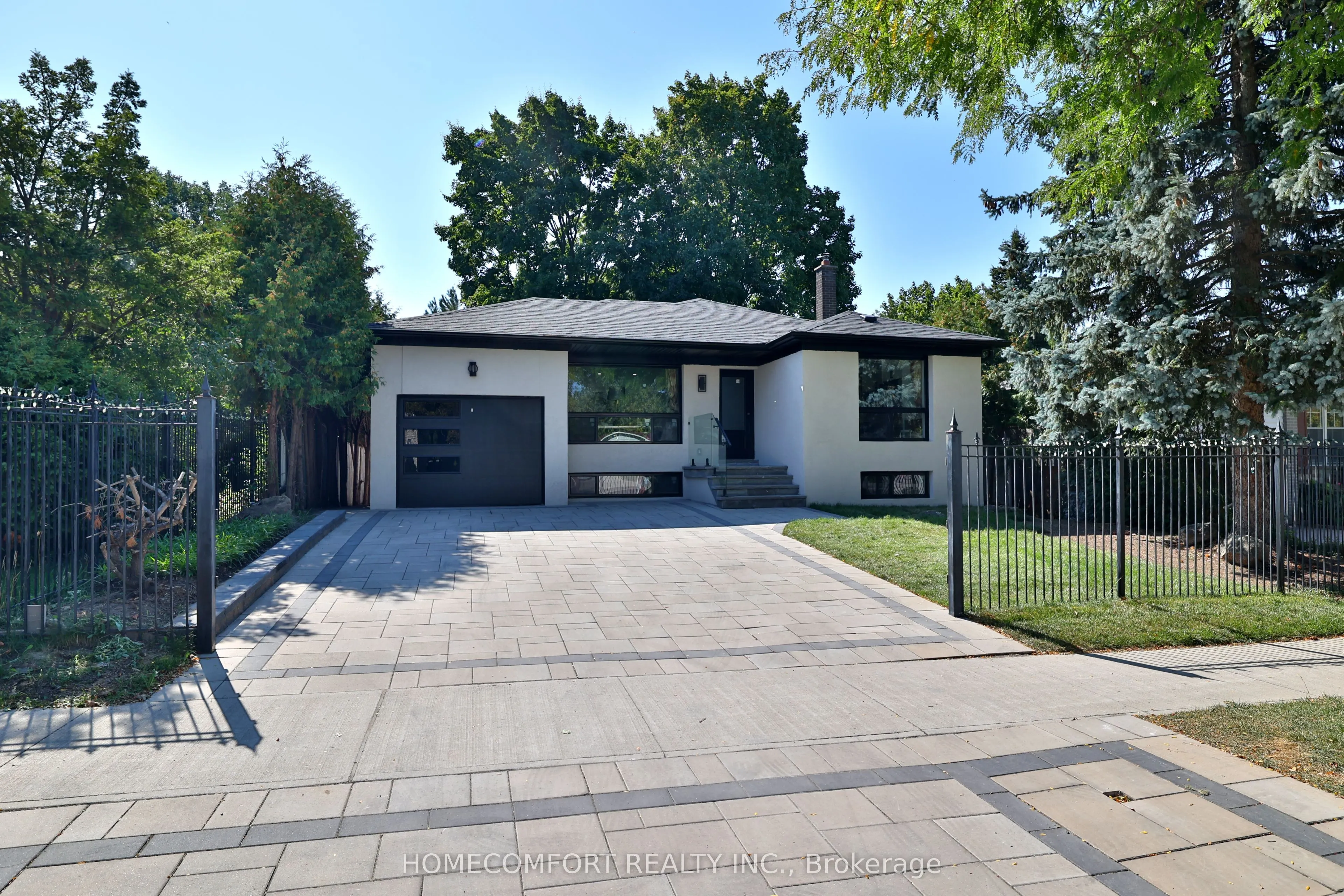 33 Clansman Boulevard