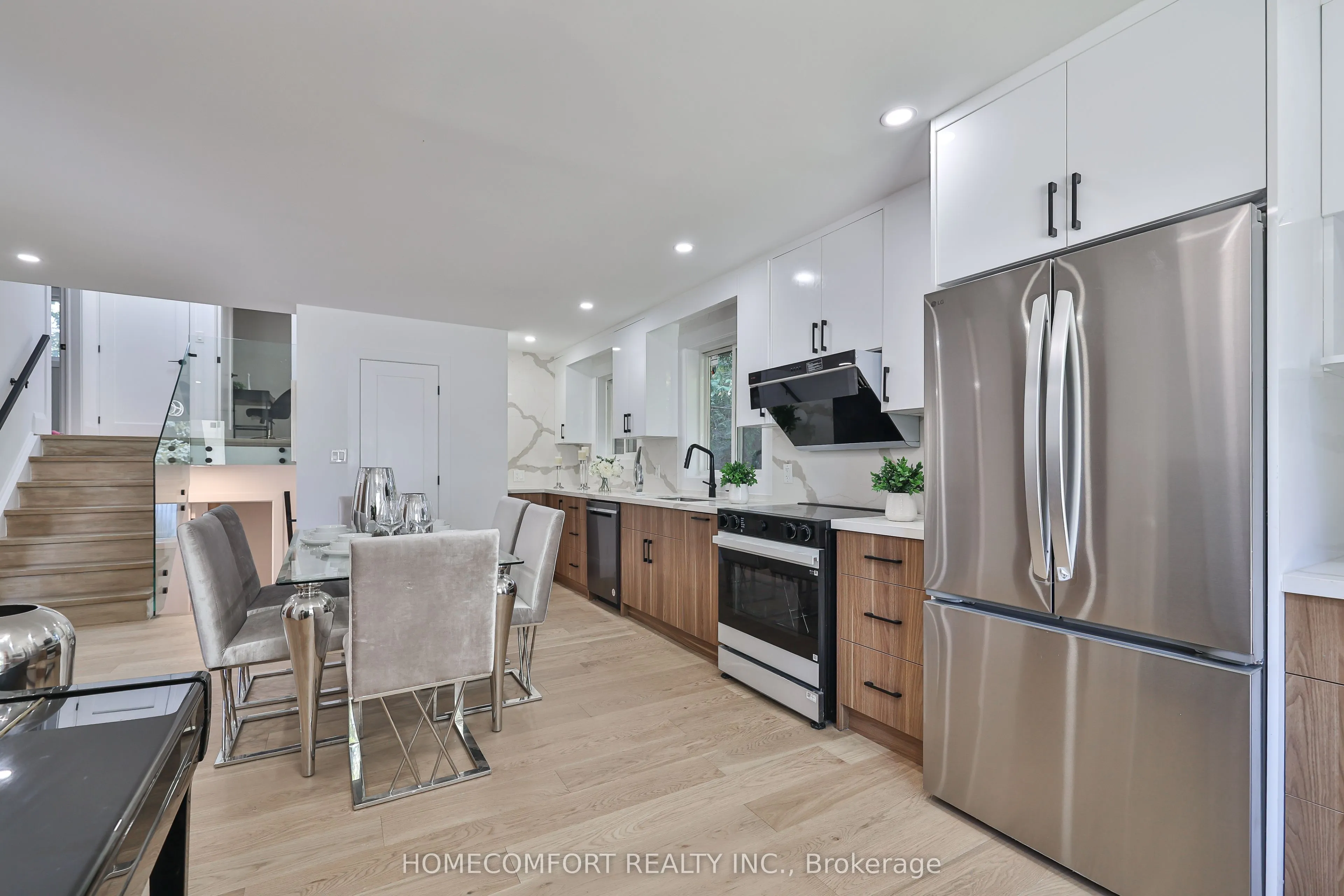33 Clansman Boulevard