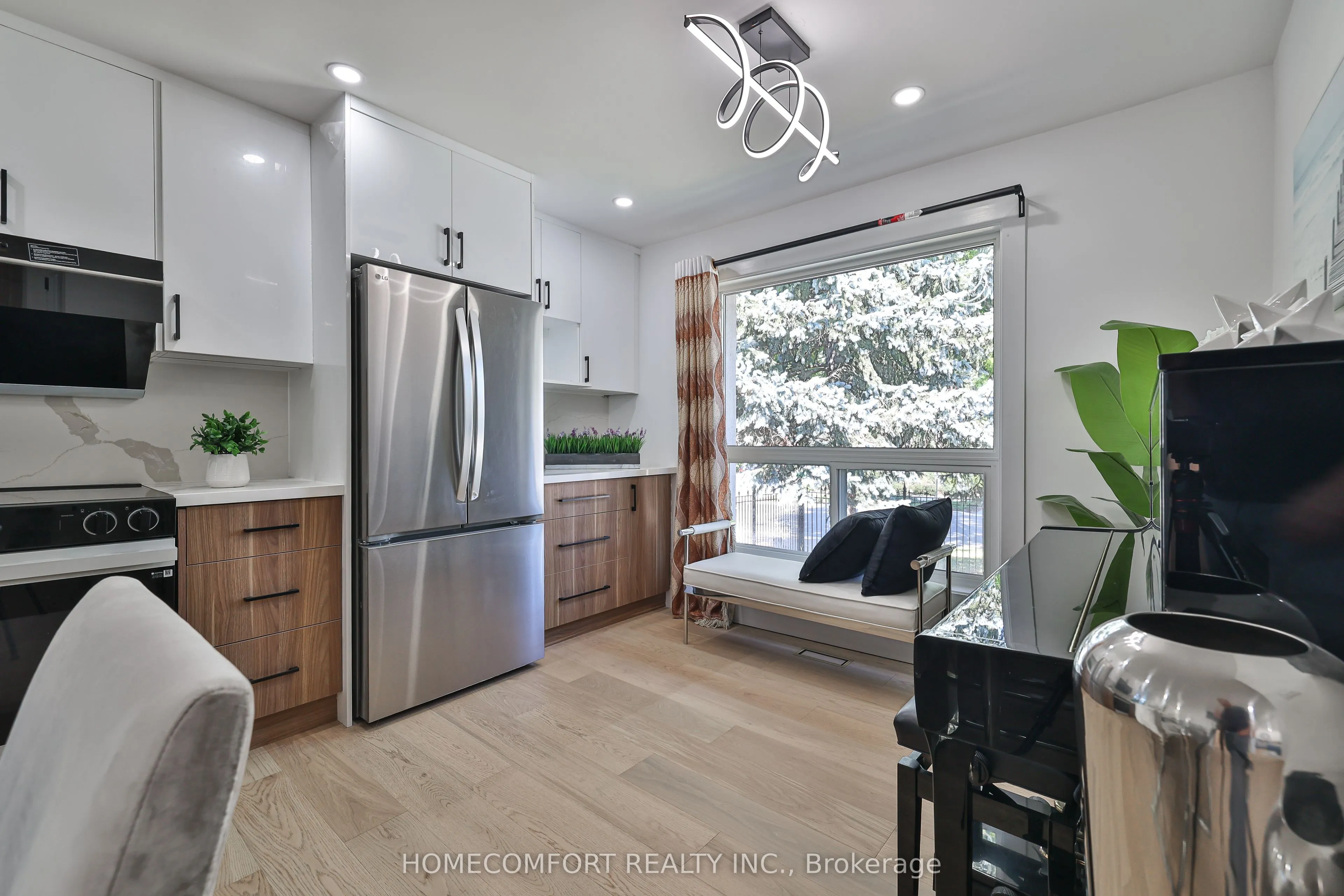 33 Clansman Boulevard