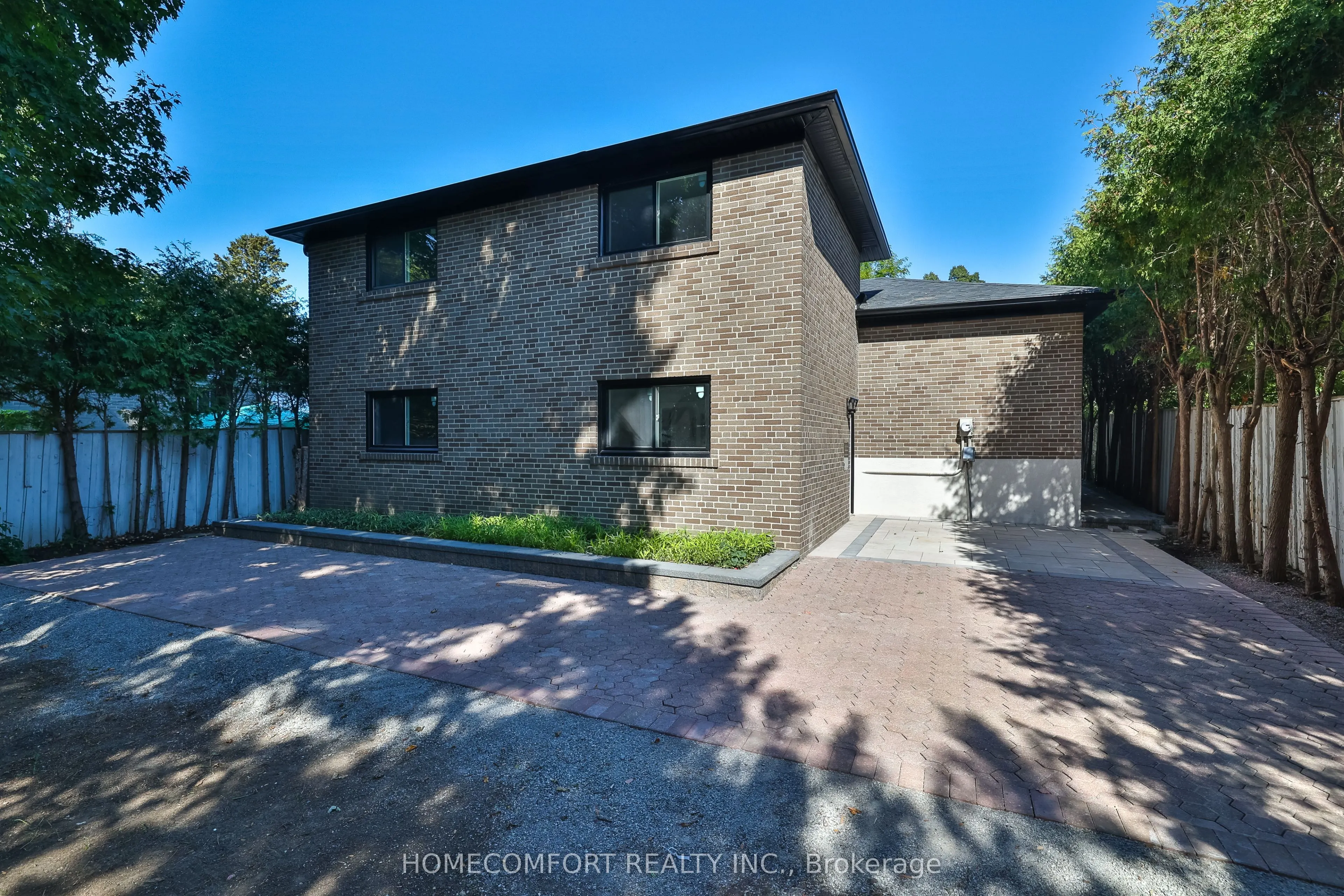 33 Clansman Boulevard