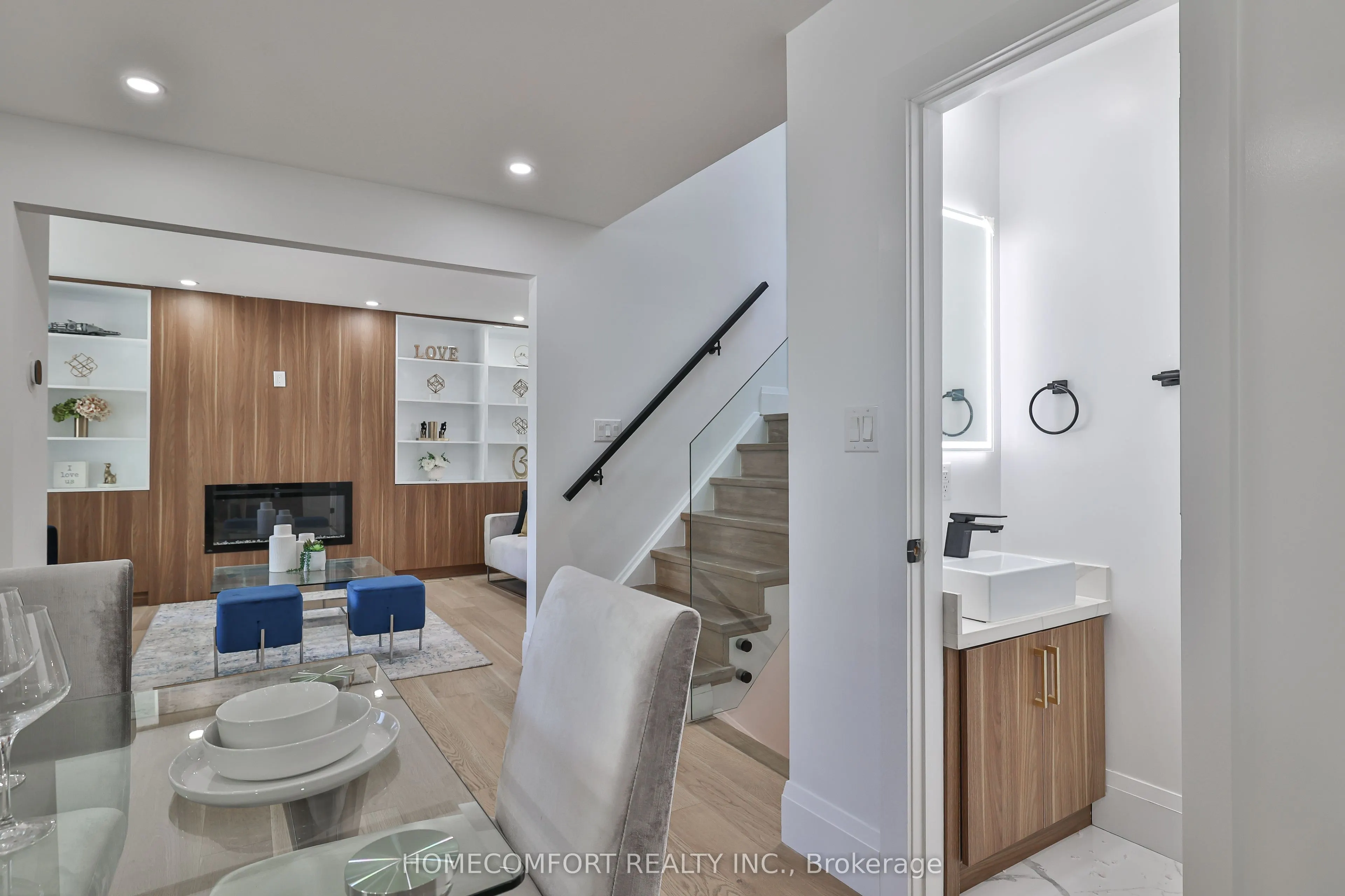33 Clansman Boulevard